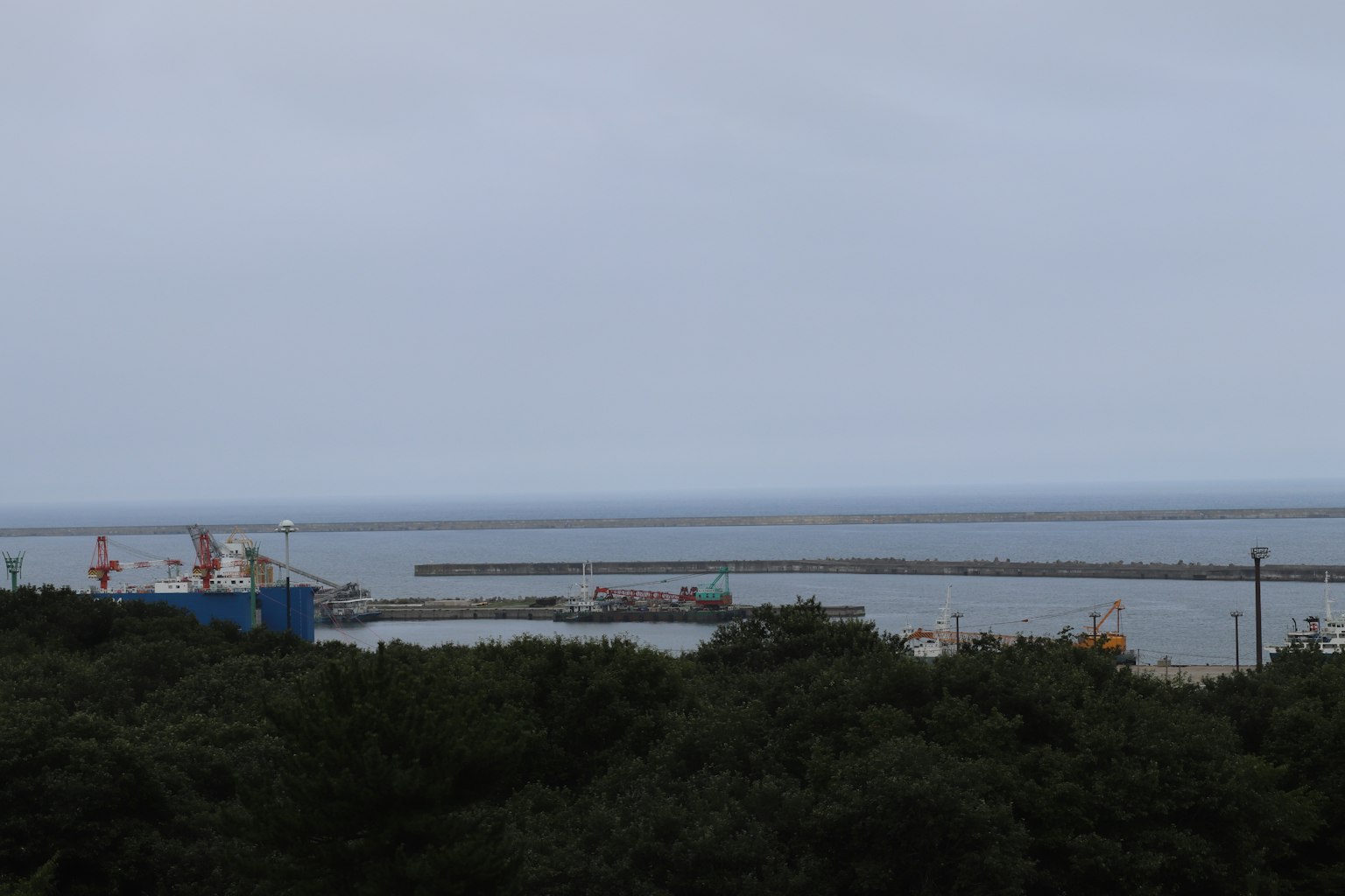 海洋和港口的視圖，船隻和陰雲密布的天空
