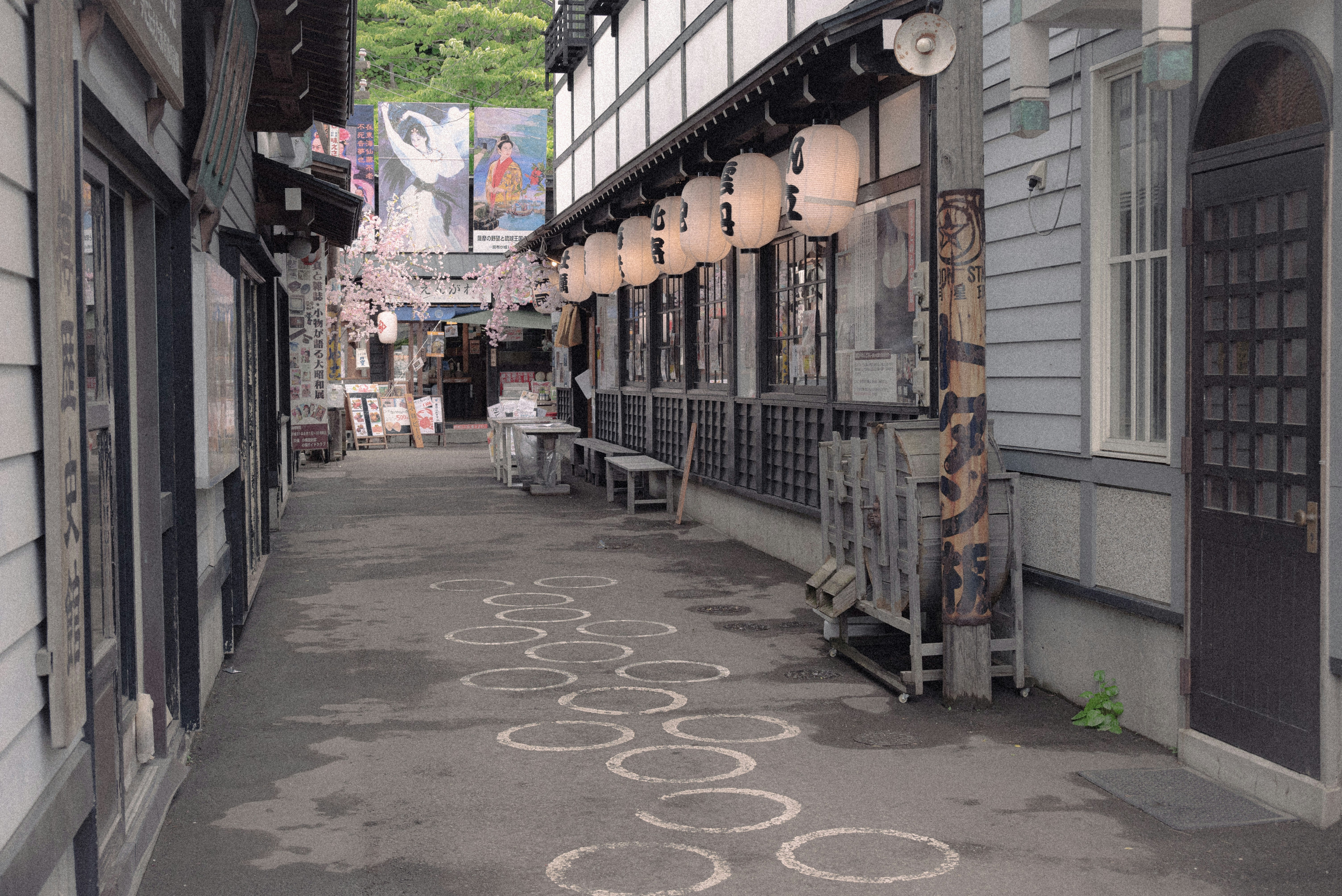 小樽の路地に並ぶけんけんぱの遊び場