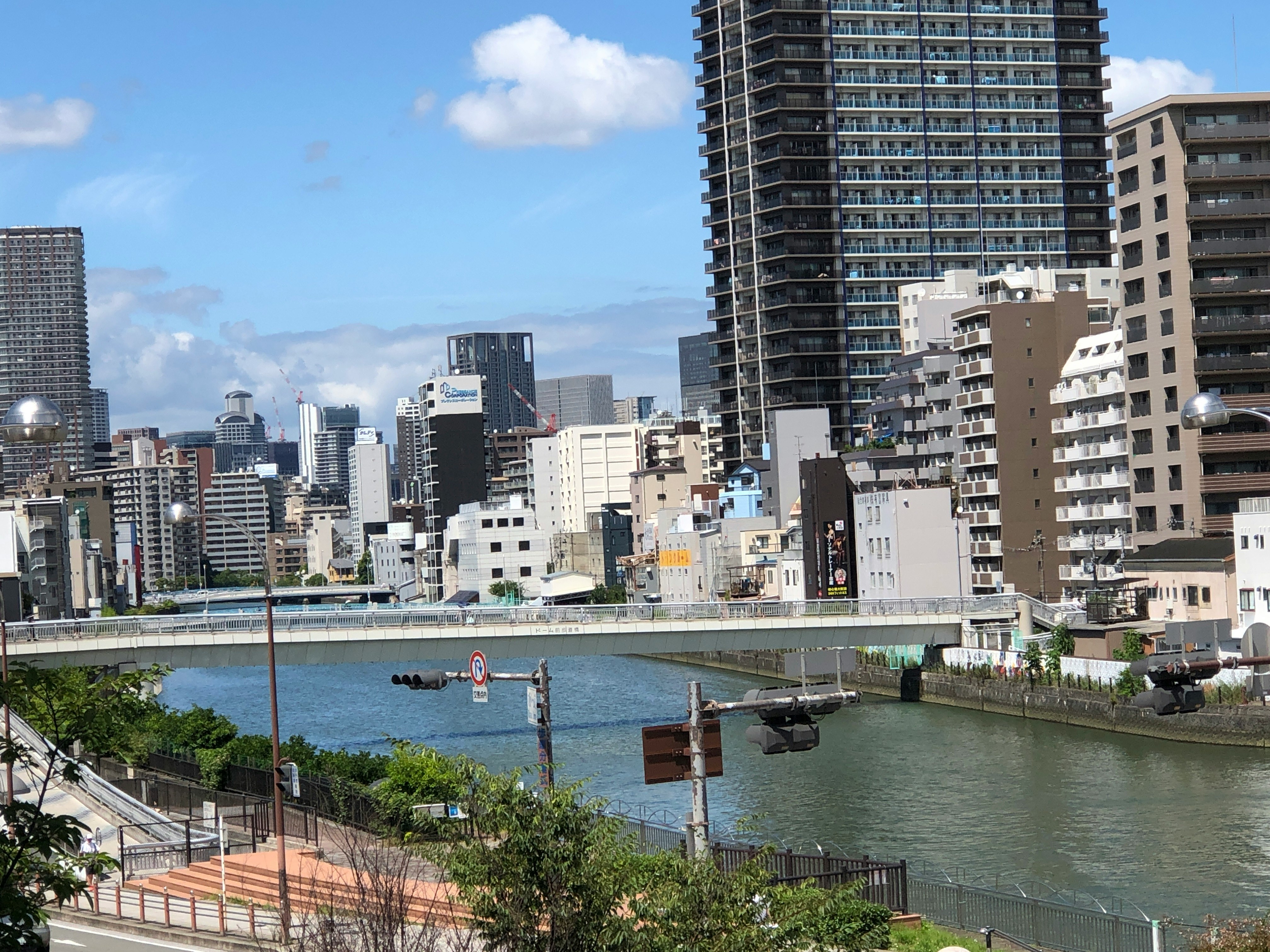 運河沿いの都市の高層ビル群と水面
