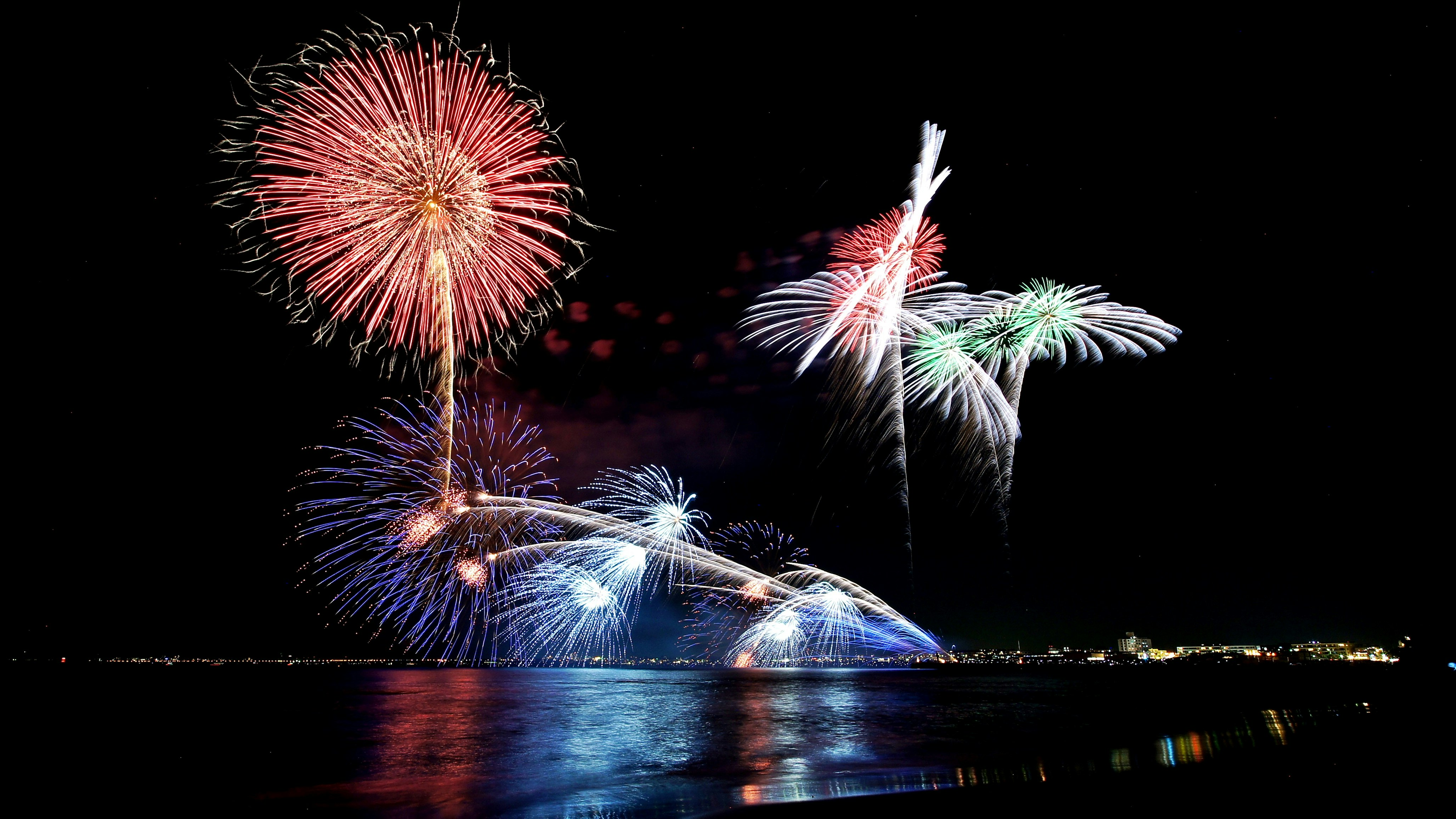 Feux d’artifice « wide star mine » sur Enoshima avec reflets sur la mer