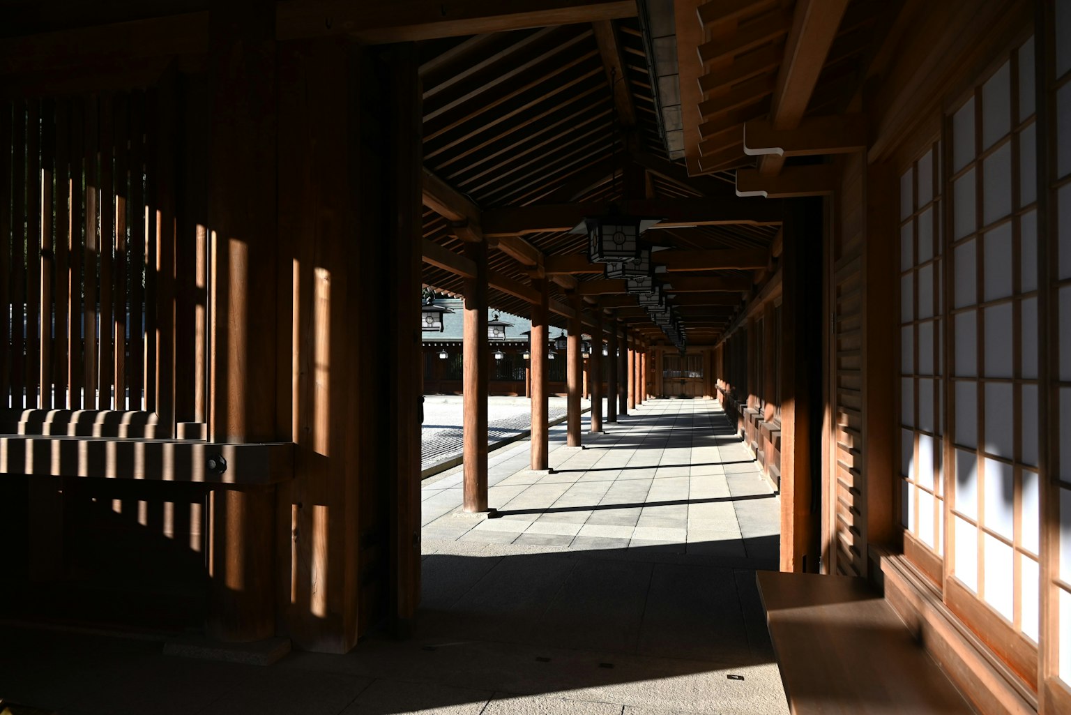 日本建築內部，木質走廊與美麗的光線對比