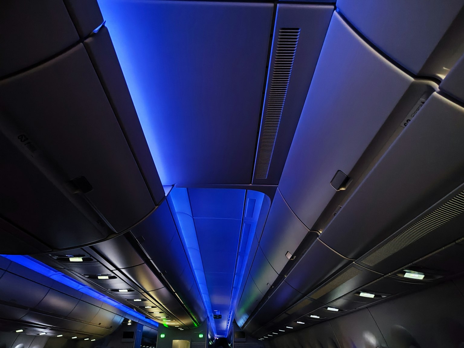 Bild von der Decke eines Flugzeugkabine mit blauer Beleuchtung