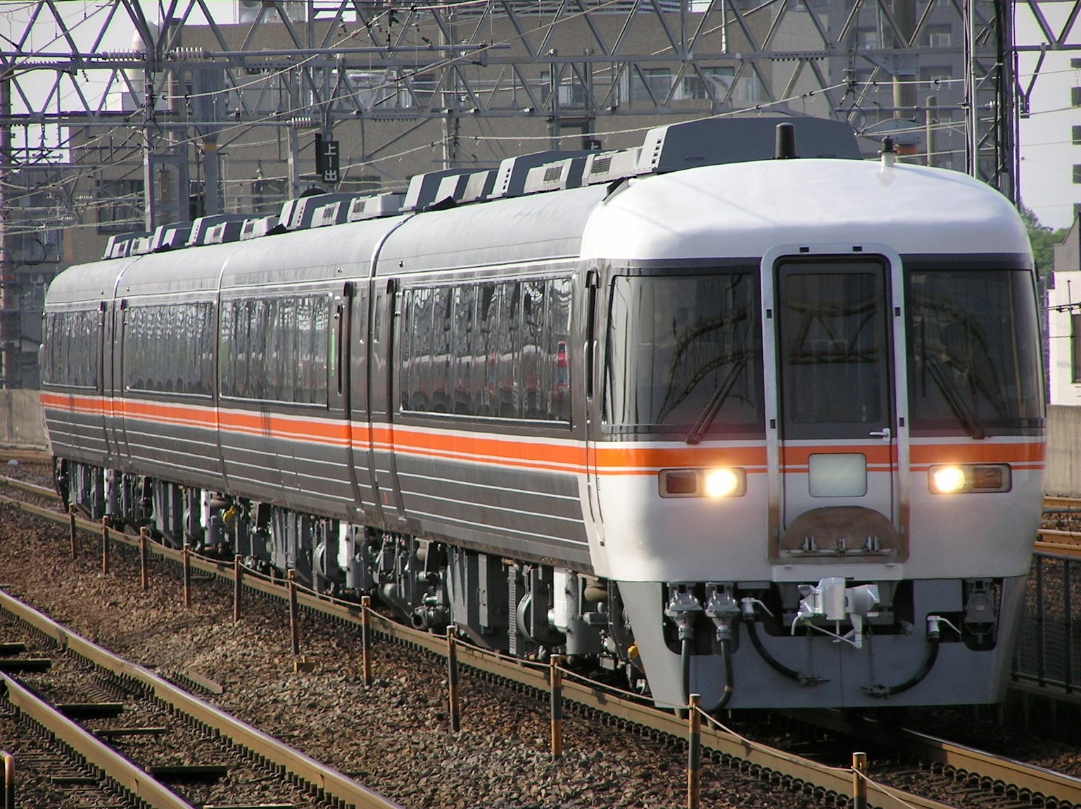 一列黑白條紋的火車在鐵路上行駛