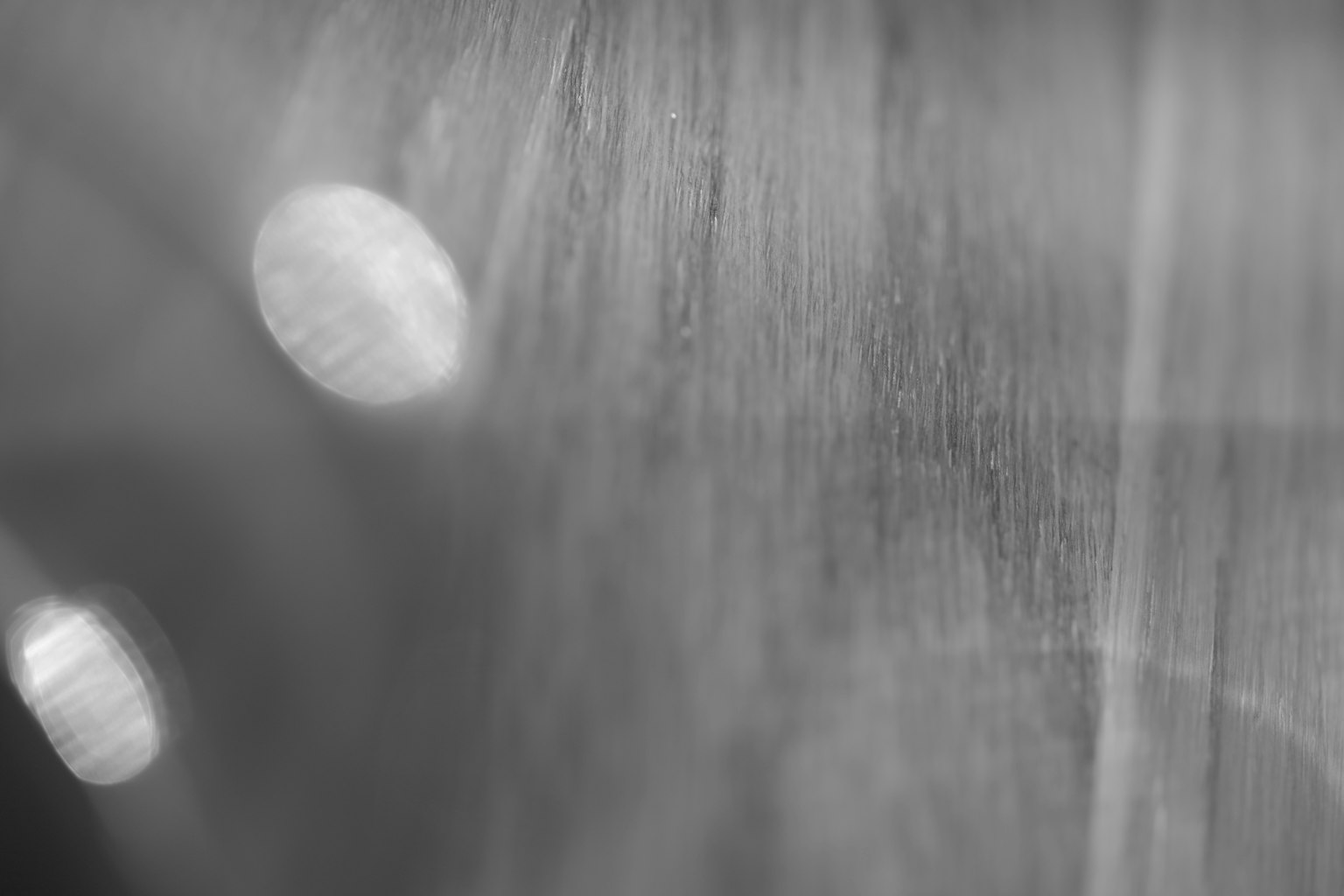 Textura abstracta en blanco y negro con reflejos de luz visibles