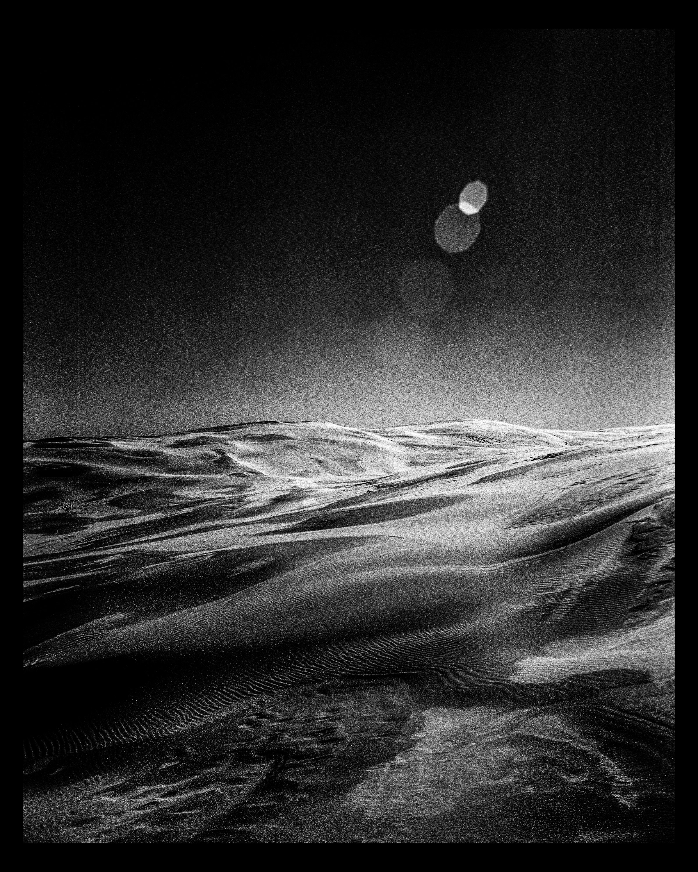 霧の中の砂丘と月明かりの夜景