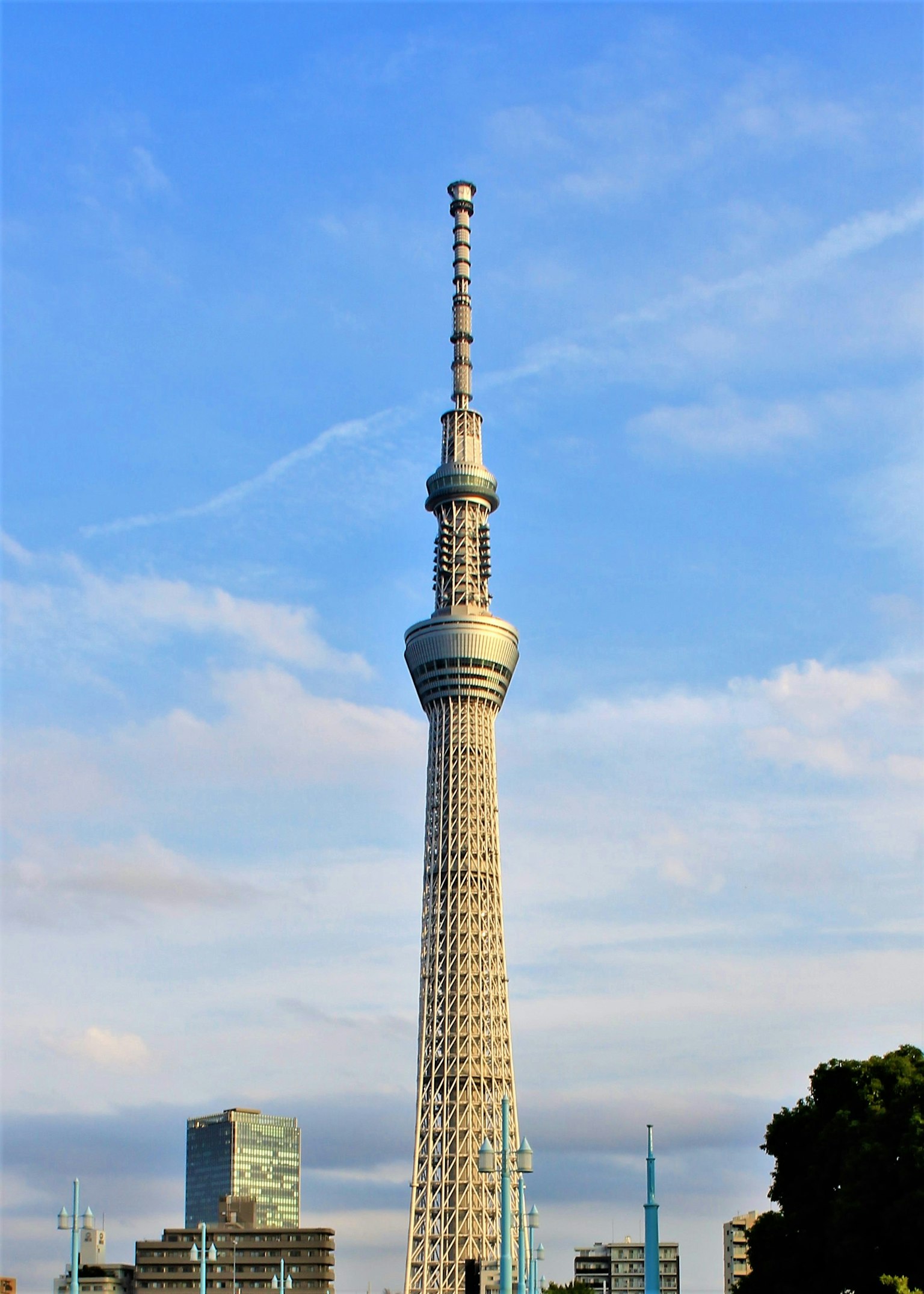 Tokyo Skytree di bawah langit biru yang cerah