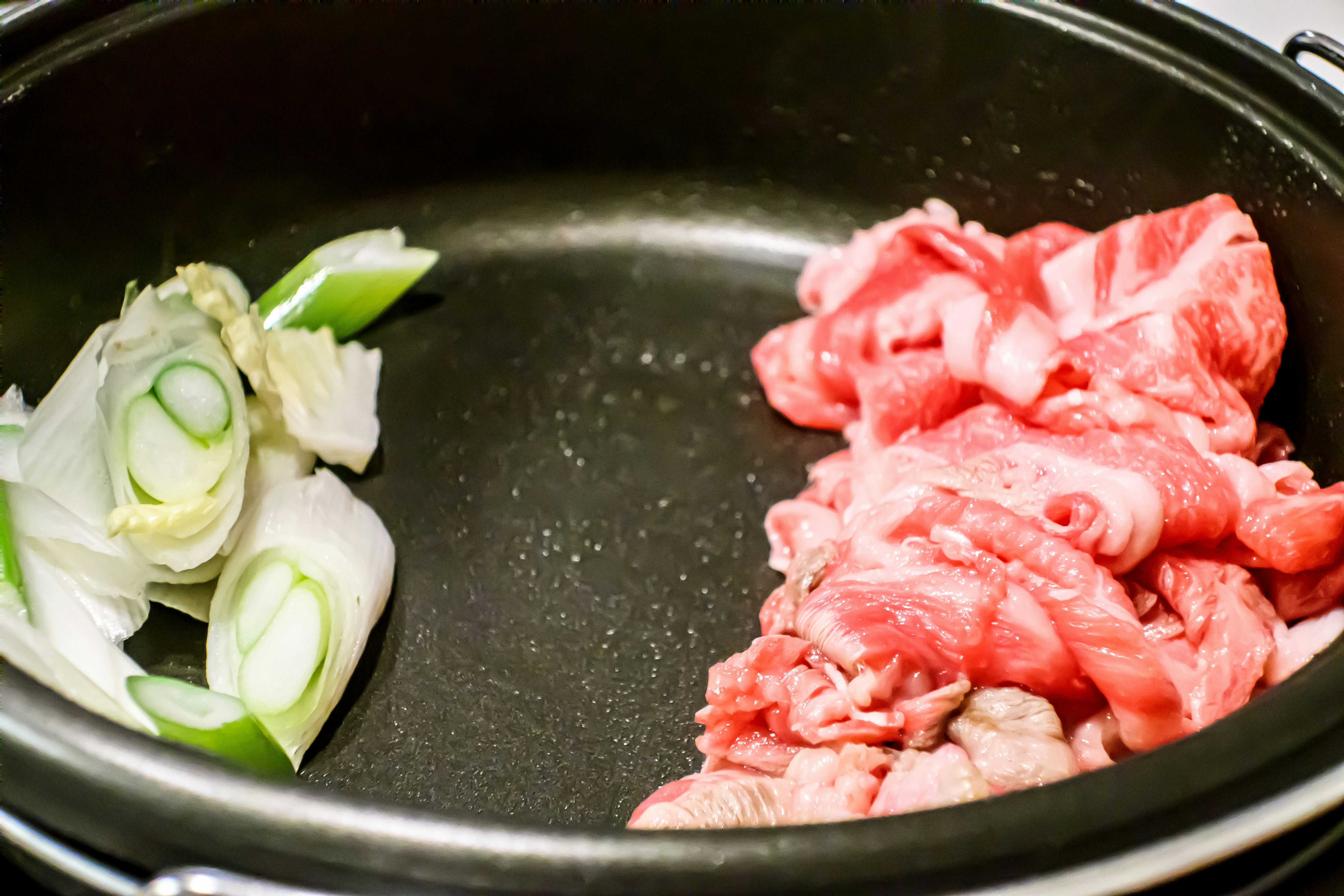 すき焼き鍋で煮込む薄切り肉と具材