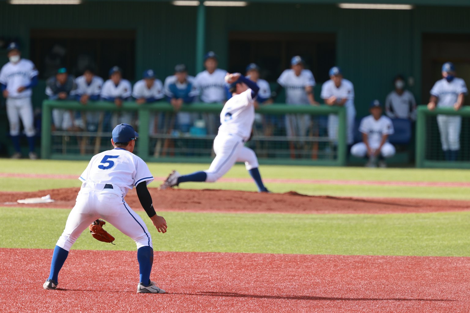 Image capturant un lanceur lançant pendant un match de baseball