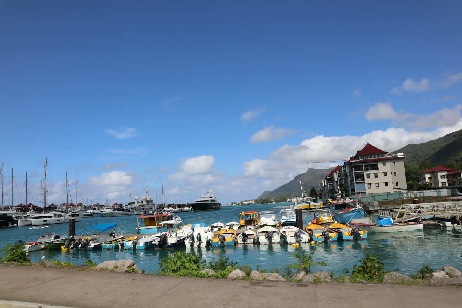 Vue pittoresque du port avec des bateaux et un ciel bleu clair bâtiments en arrière-plan