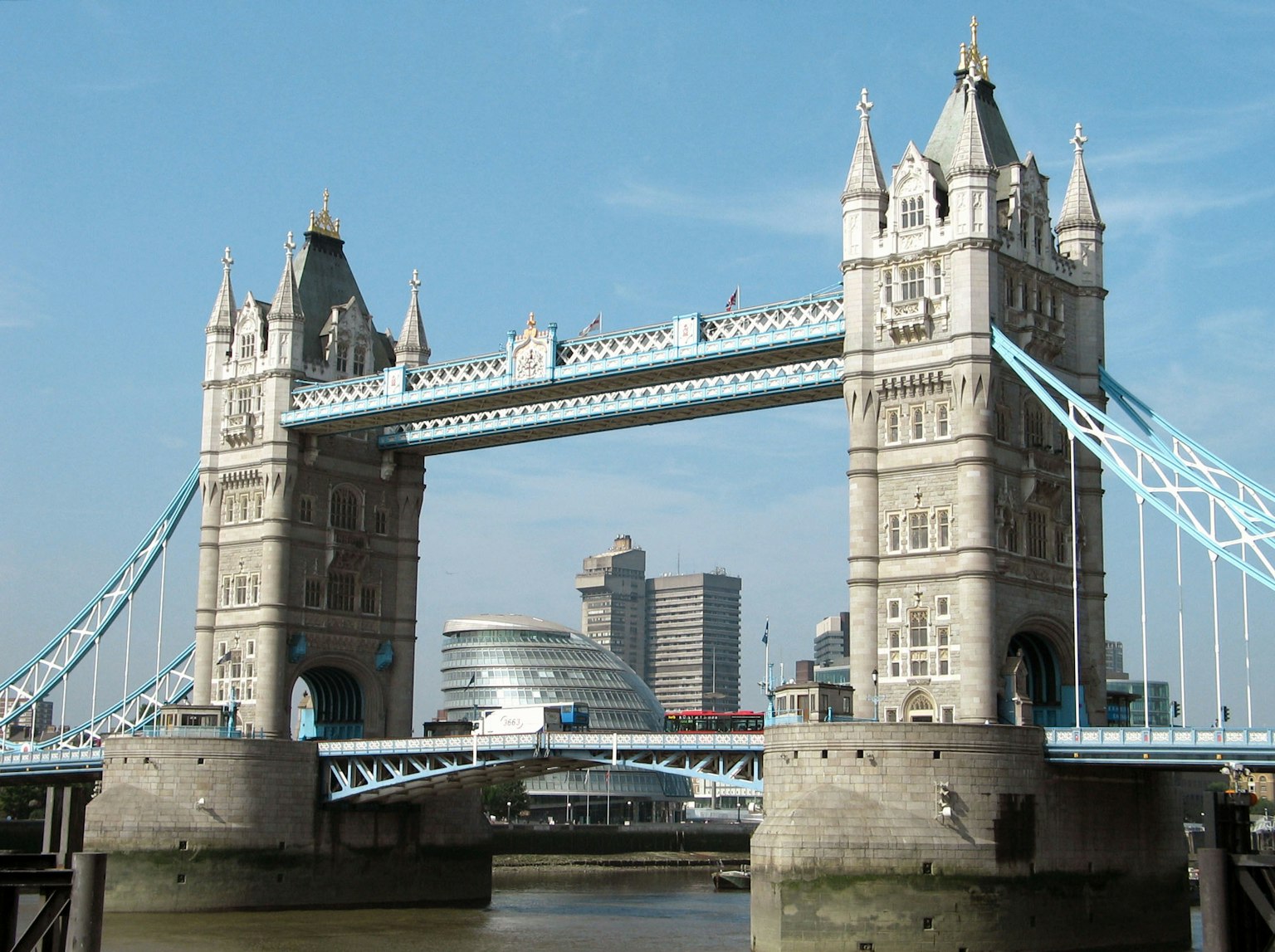 Jembatan Tower di London dengan langit biru dan bangunan modern di latar belakang