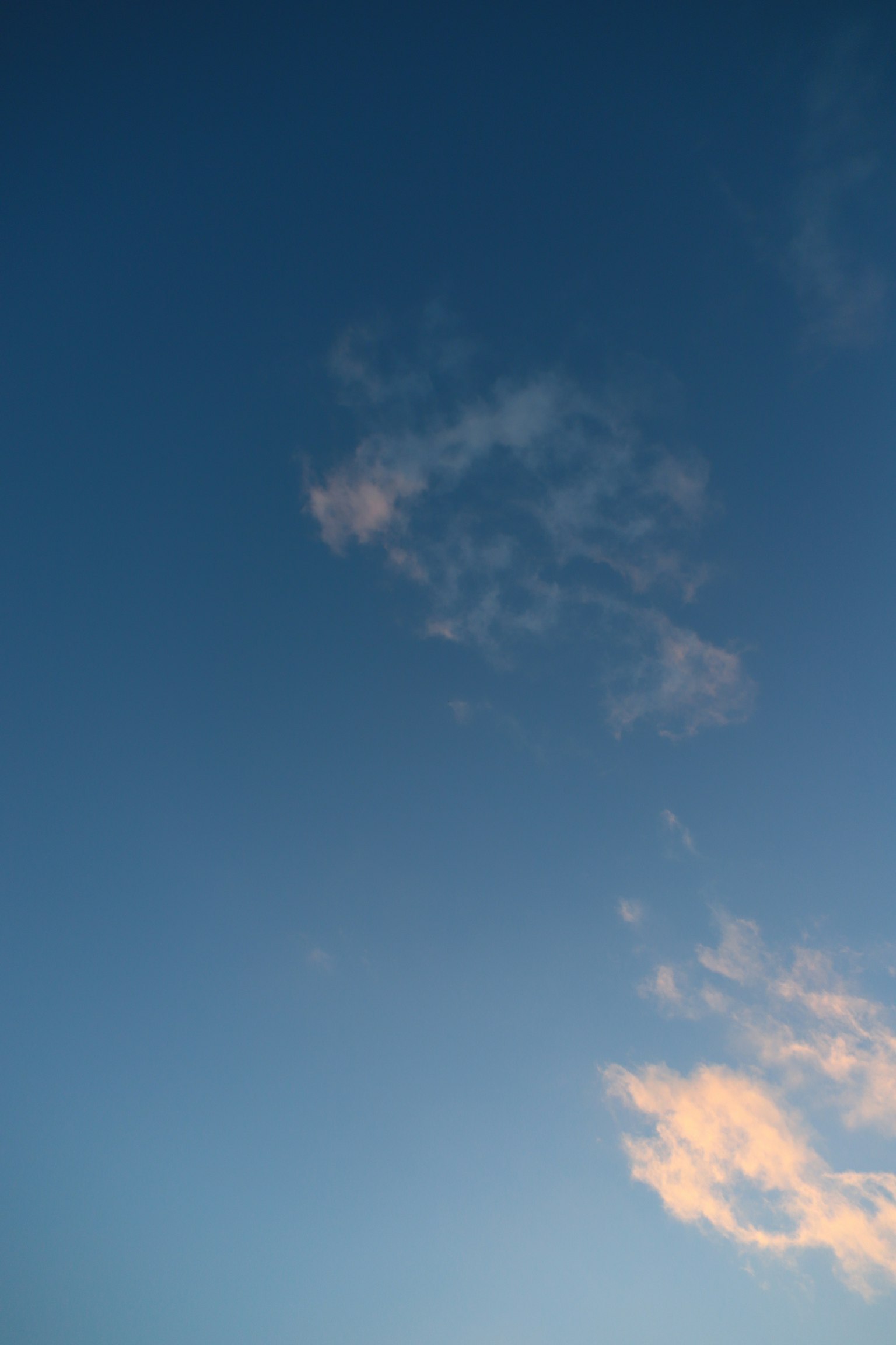 Langit biru dengan awan tipis yang tersebar