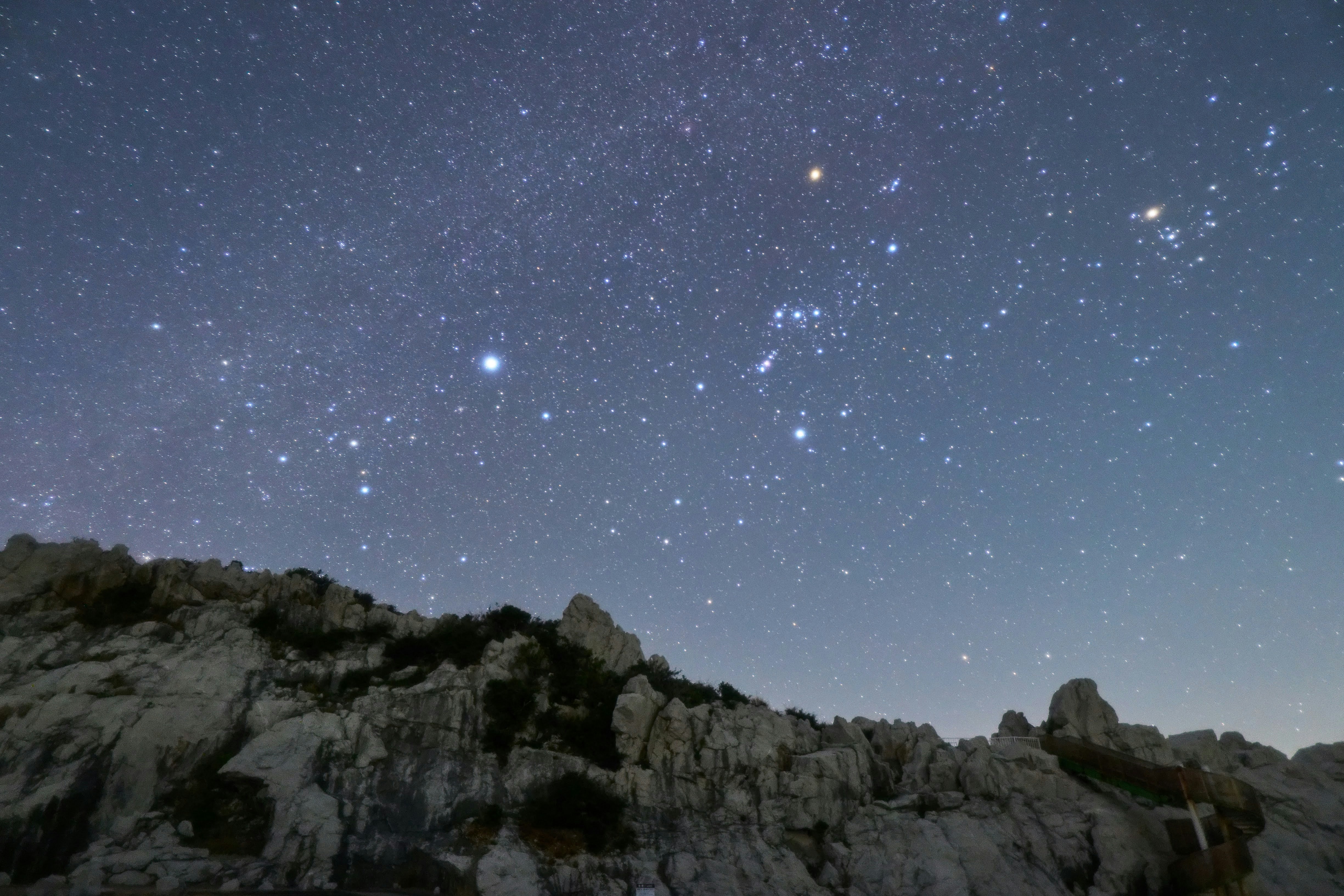 岩場の稜線と満天の星空
