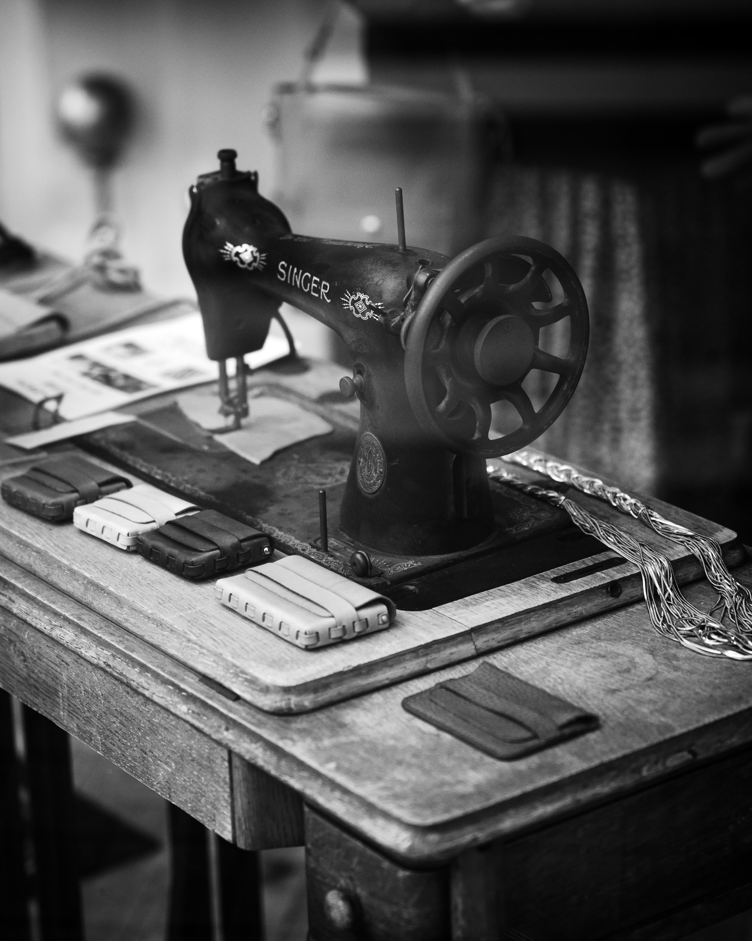 Macchina da cucire vintage su un tavolo di legno in bianco e nero