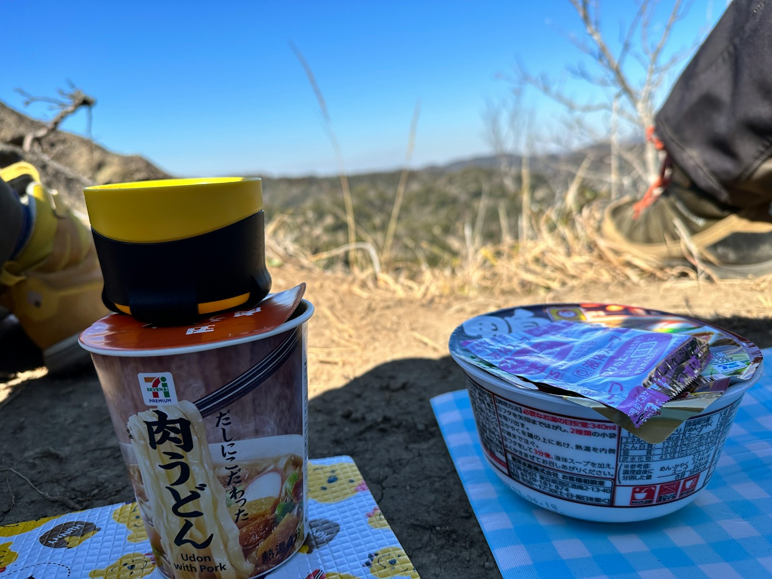 Scène de pique-nique en montagne avec des nouilles instantanées et des nouilles en tasse