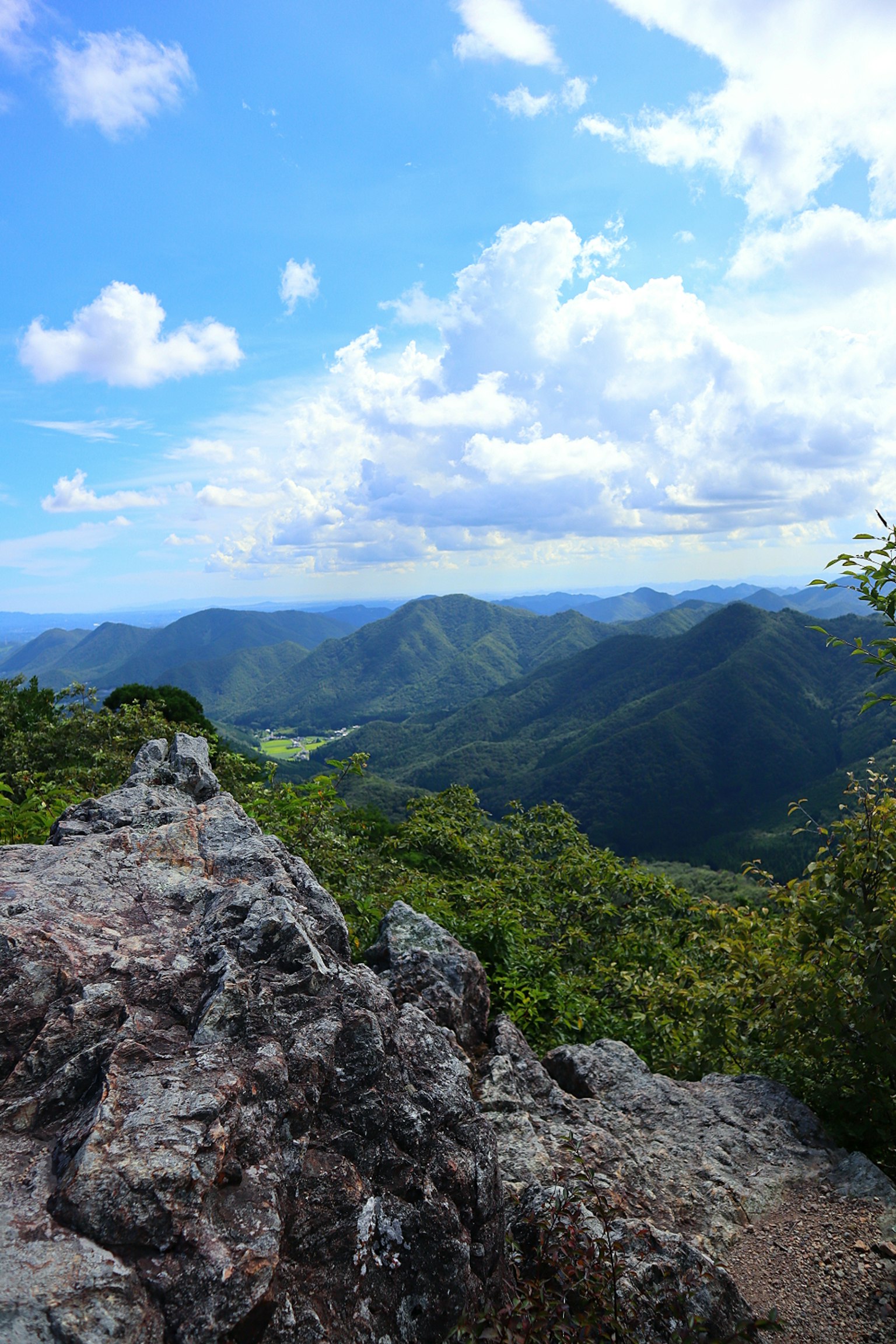 Pemandangan indah dari puncak gunung langit biru dan awan putih bukit hijau