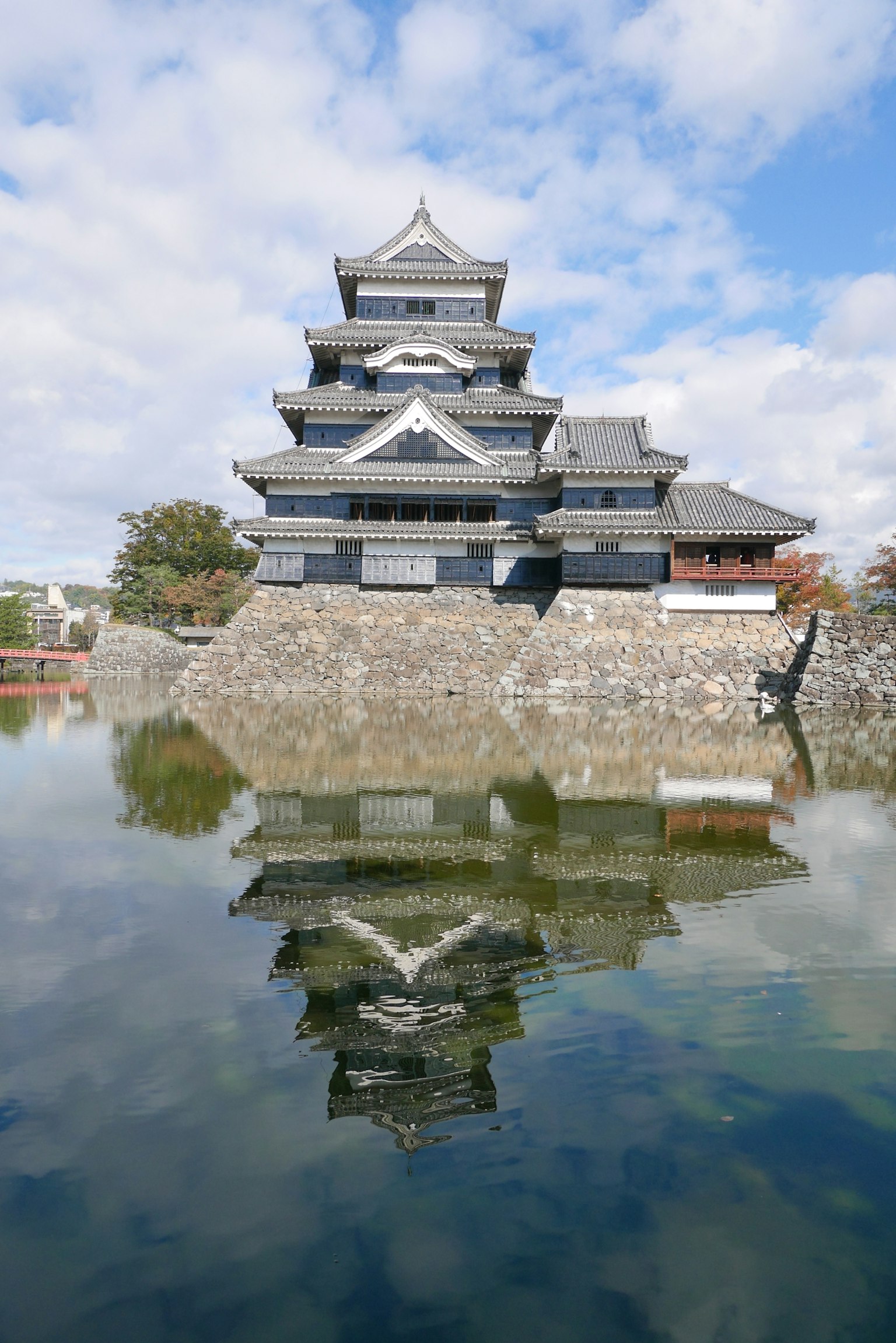 Kastil Matsumoto dengan eksteriornya yang indah terpantul di air