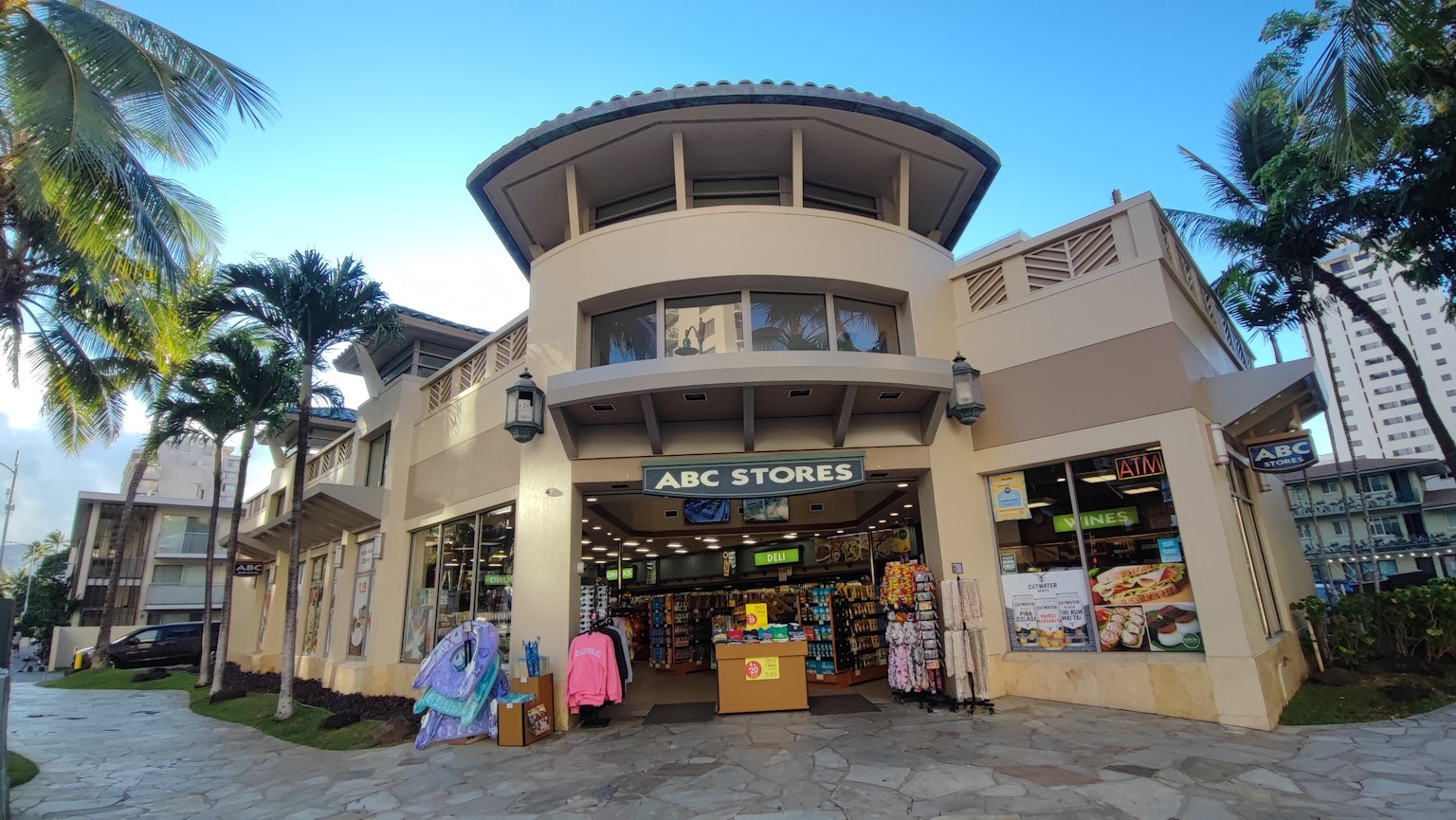 ภายนอกของร้านในฮาวายที่มีต้นปาล์มและท้องฟ้าสีฟ้า