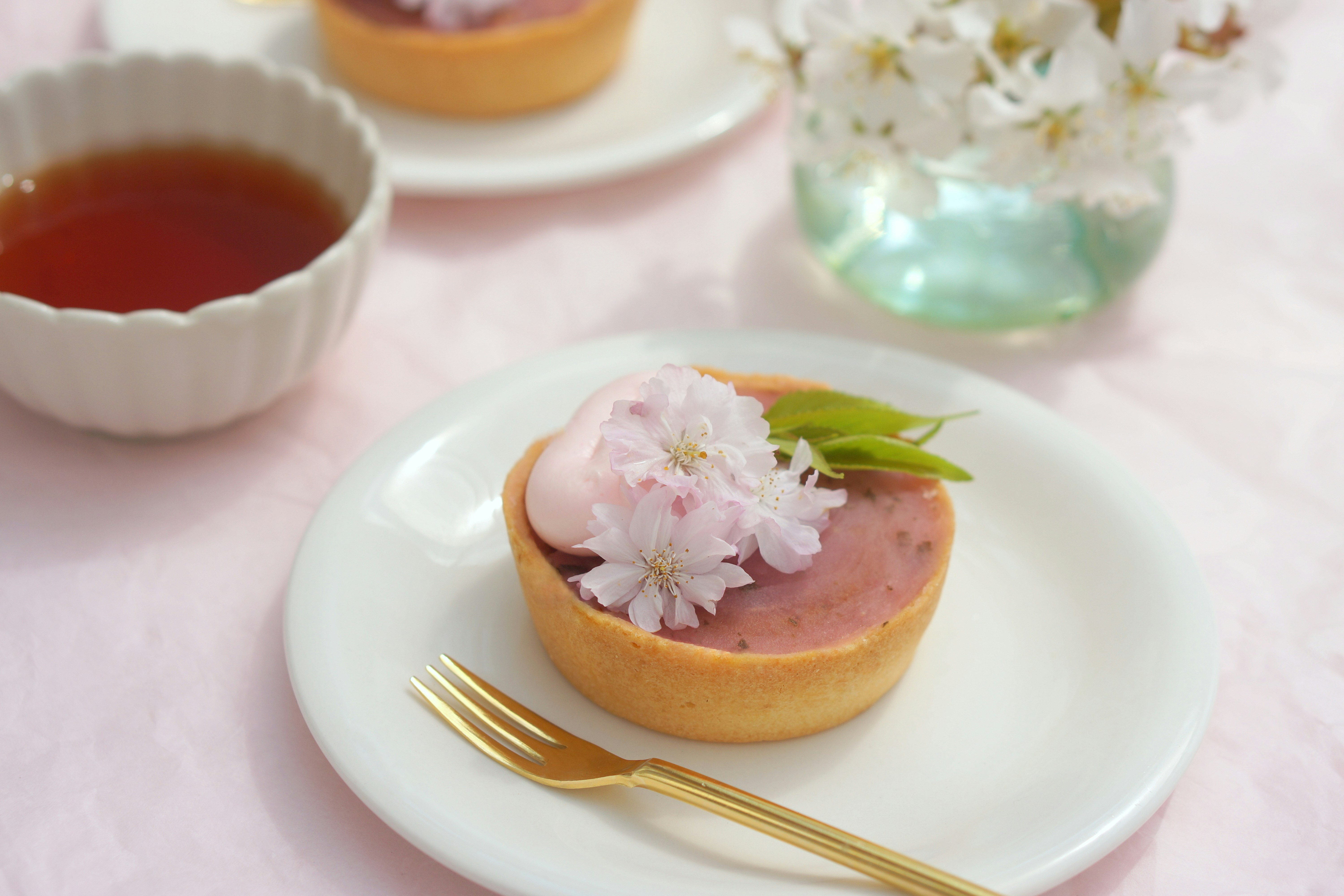 桜の花をのせたタルトのデザートプレート