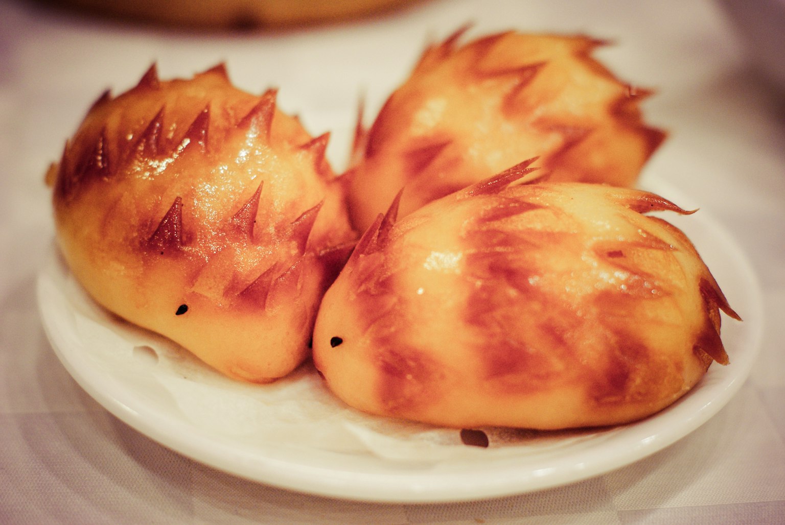 Panecillos en forma de erizo dispuestos en un plato