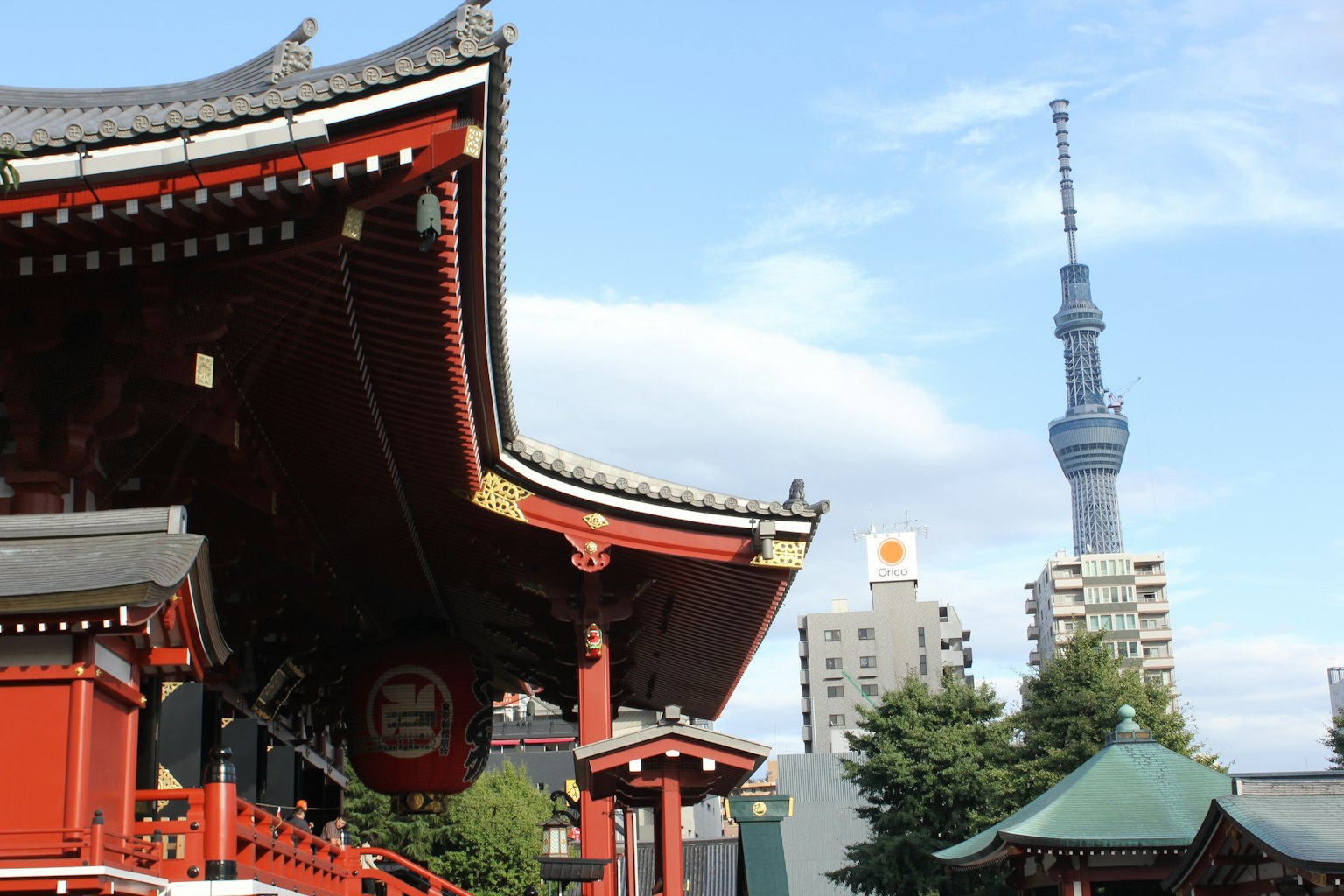 Vista della porta Kaminarimon iconica con il Tokyo Skytree sullo sfondo