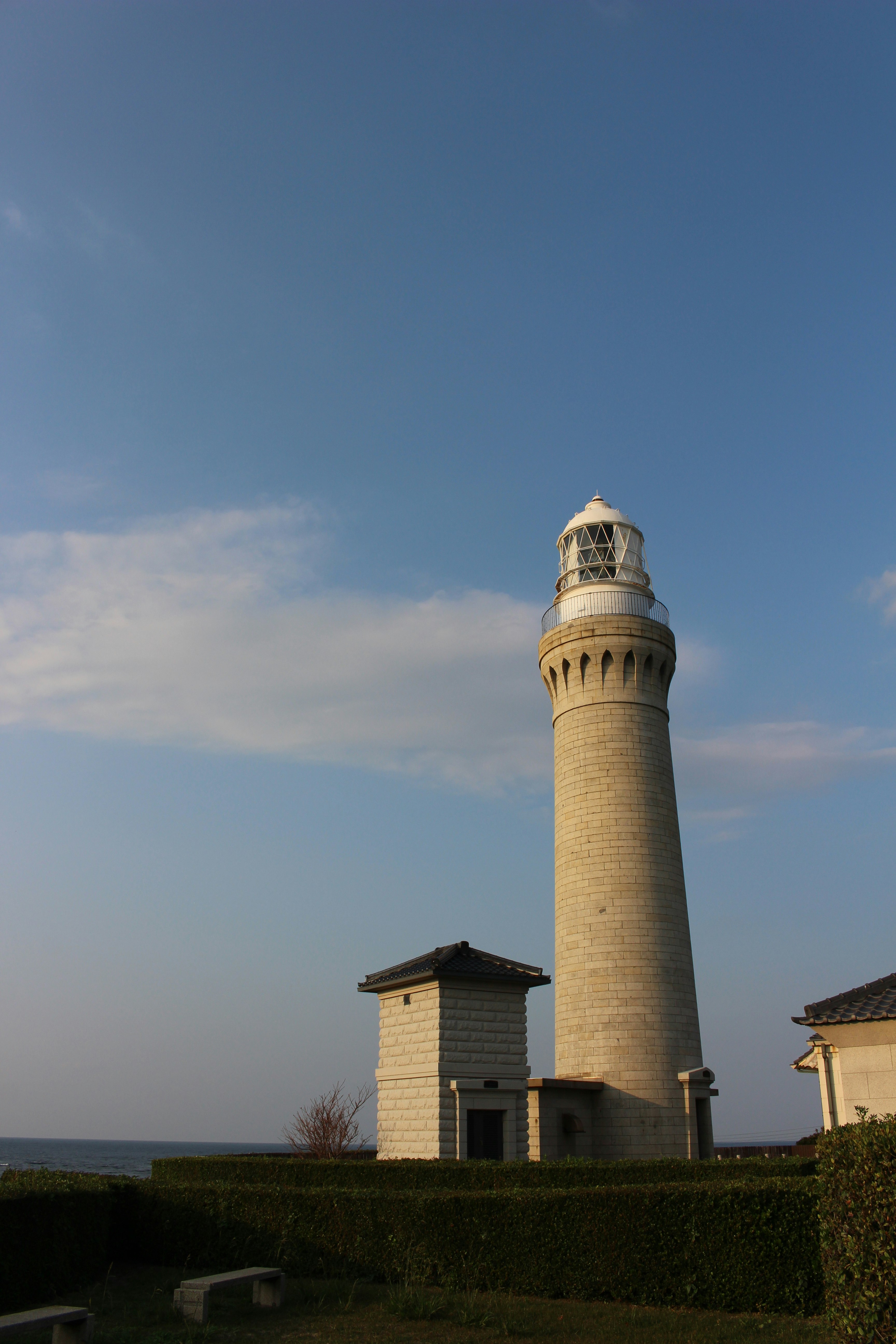 角島灯台の白い塔と青空の風景