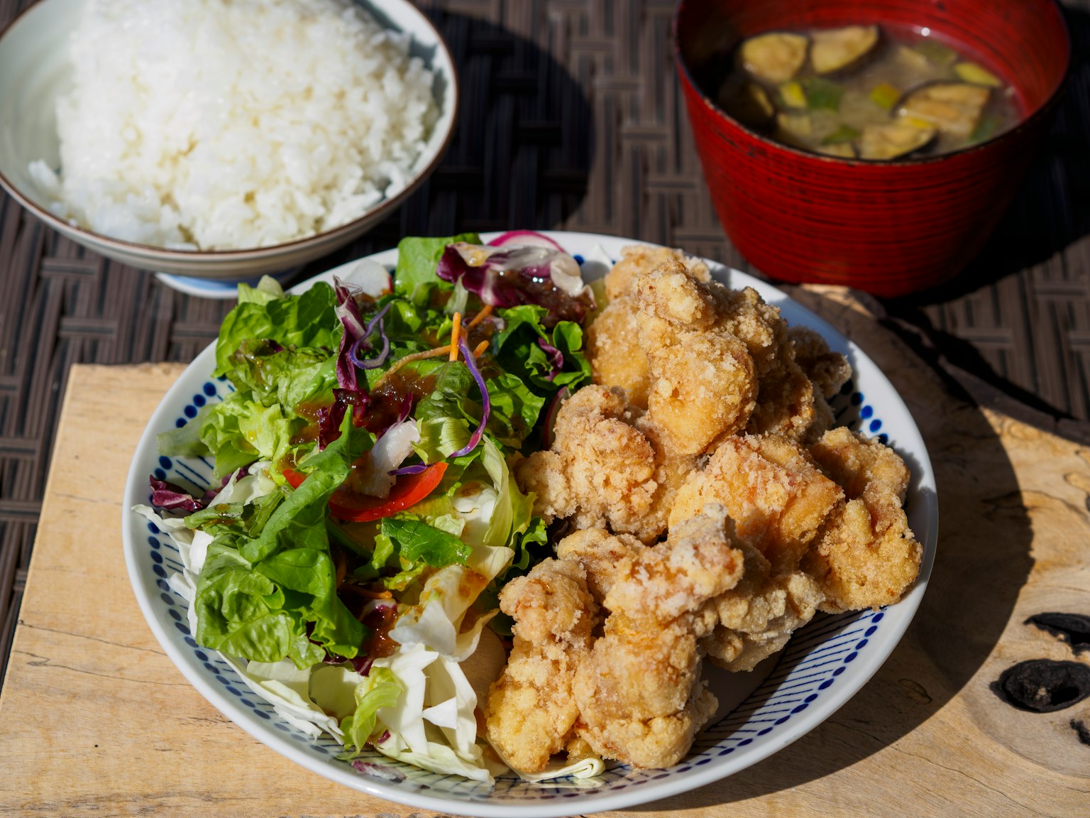 Piatto di pollo fritto servito con insalata e riso