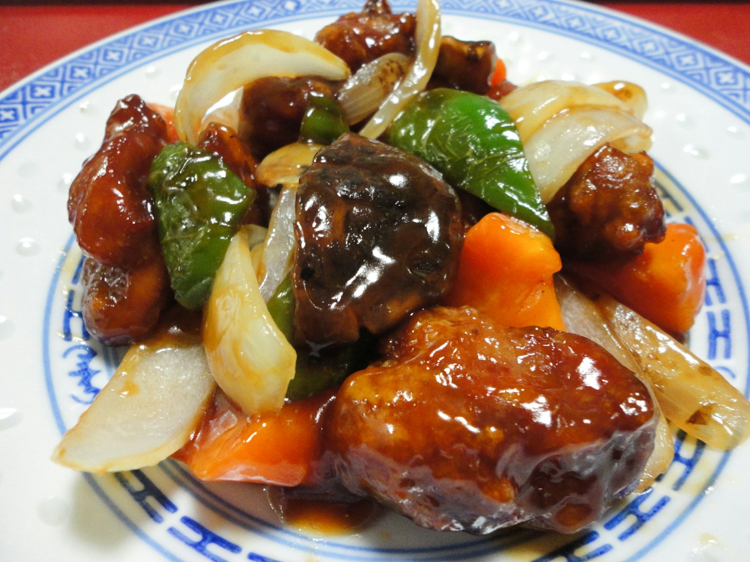 雞肉菜餚，配有色彩繽紛的蔬菜和酸甜醬