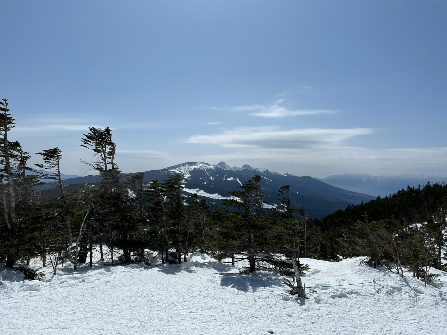 Schneebedeckte Berge unter einem klaren blauen Himmel