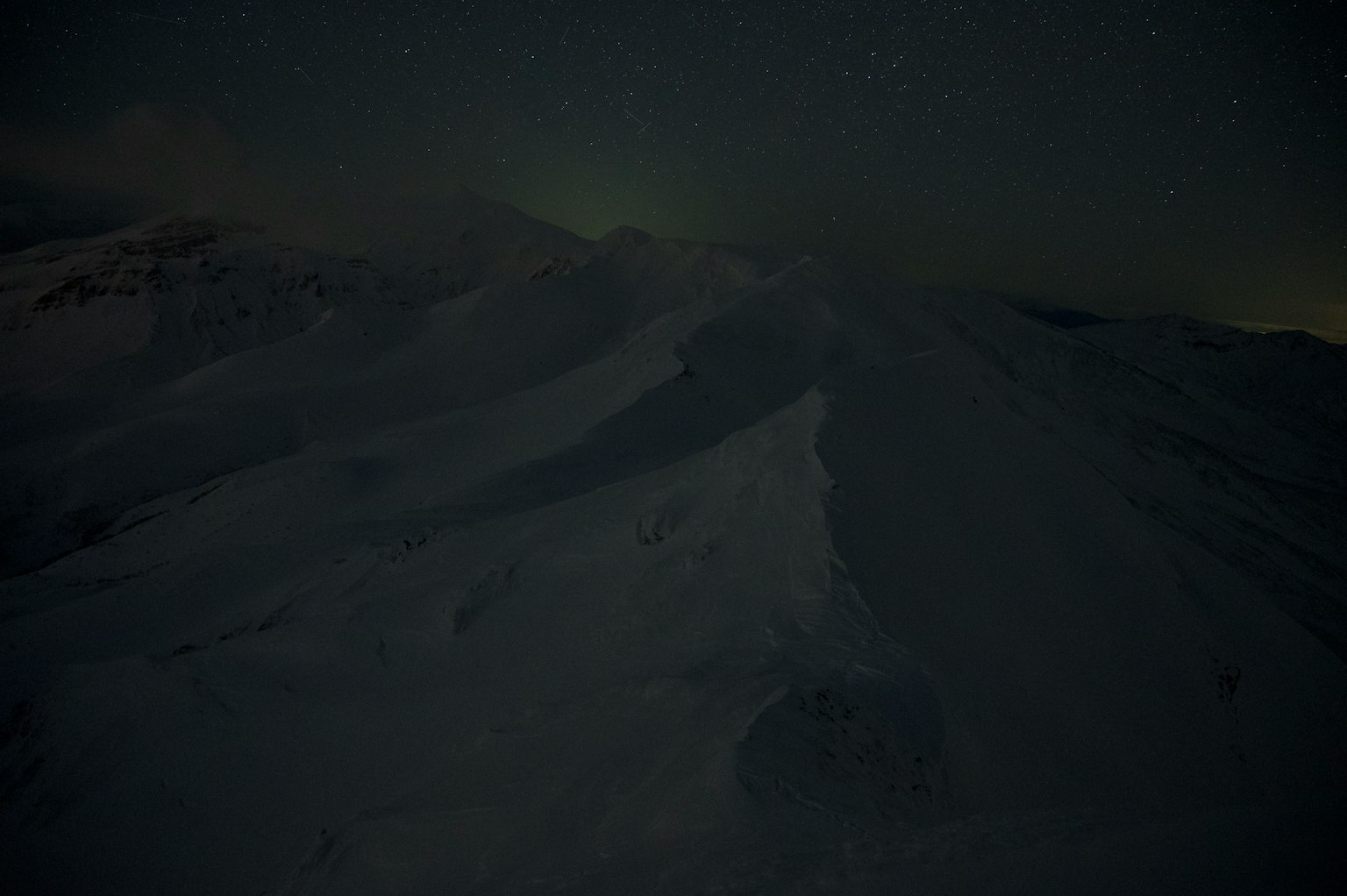 星空下的黑暗山坡