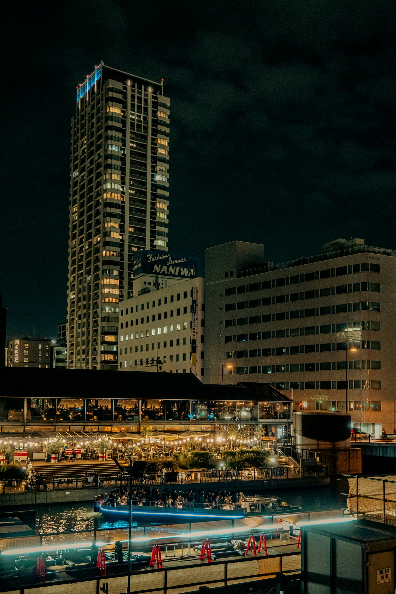 夜間城市景觀 高樓和熱鬧的餐廳場景