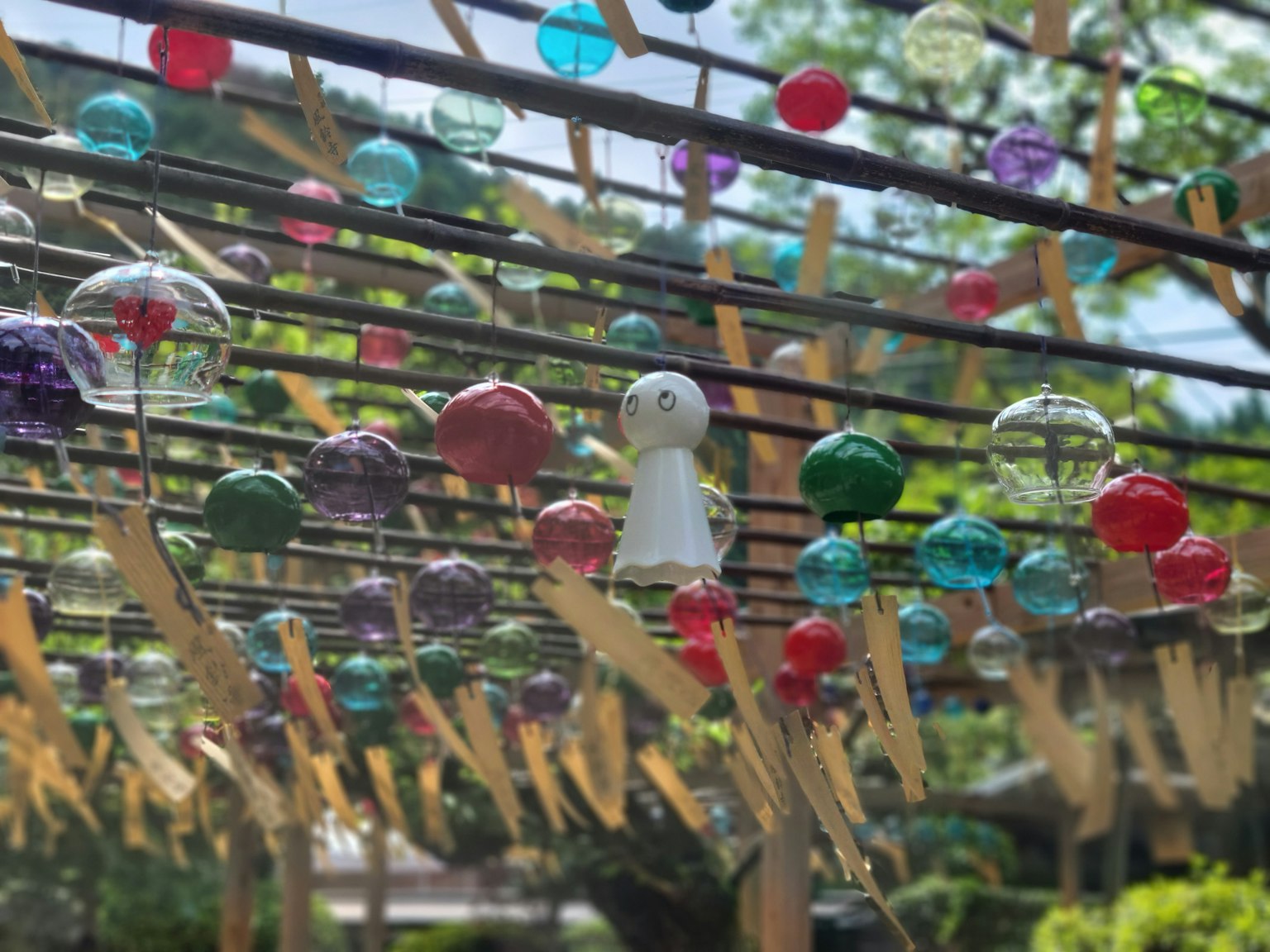 Décorations en verre colorées suspendues dans un cadre extérieur