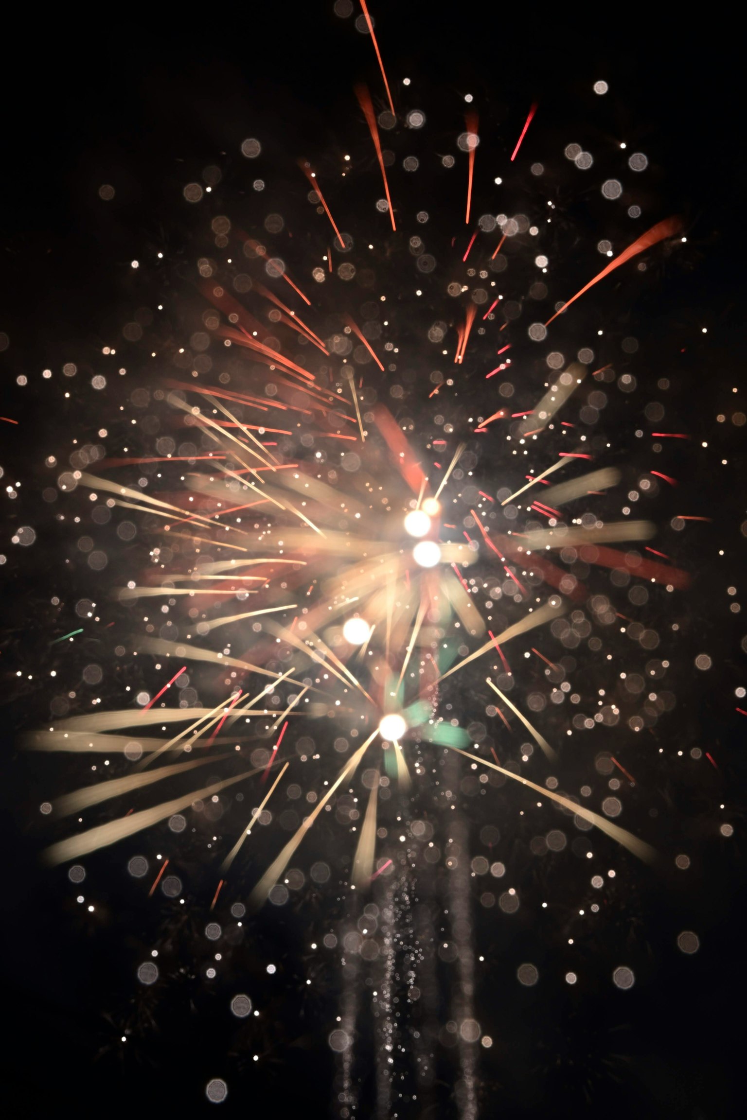 Fuegos artificiales estallando en el cielo nocturno con colores vibrantes y efectos brillantes
