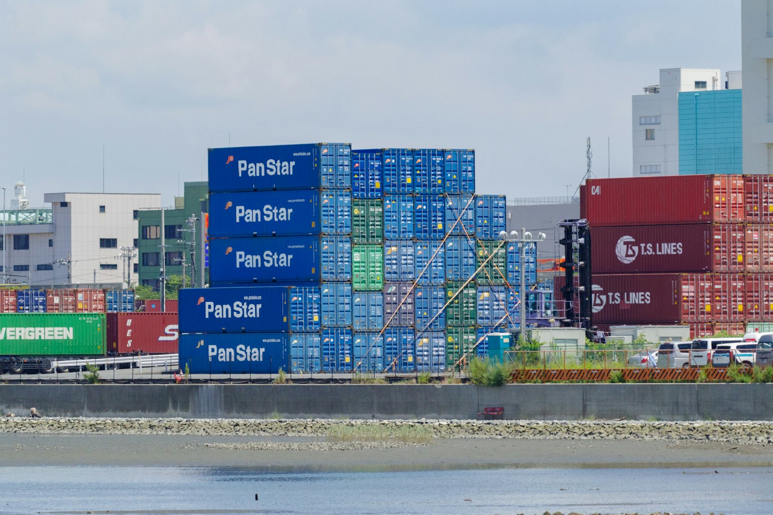 Gestapelte blaue Versandcontainer in einem Hafen
