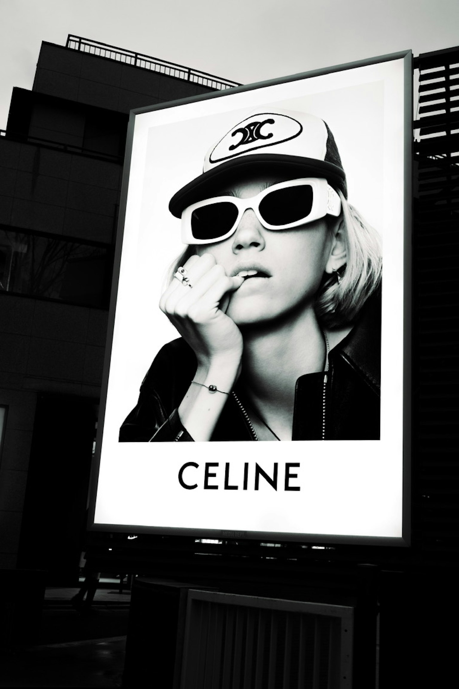 Schwarzweiß-Werbung mit einer Frau in Sonnenbrille für Celine