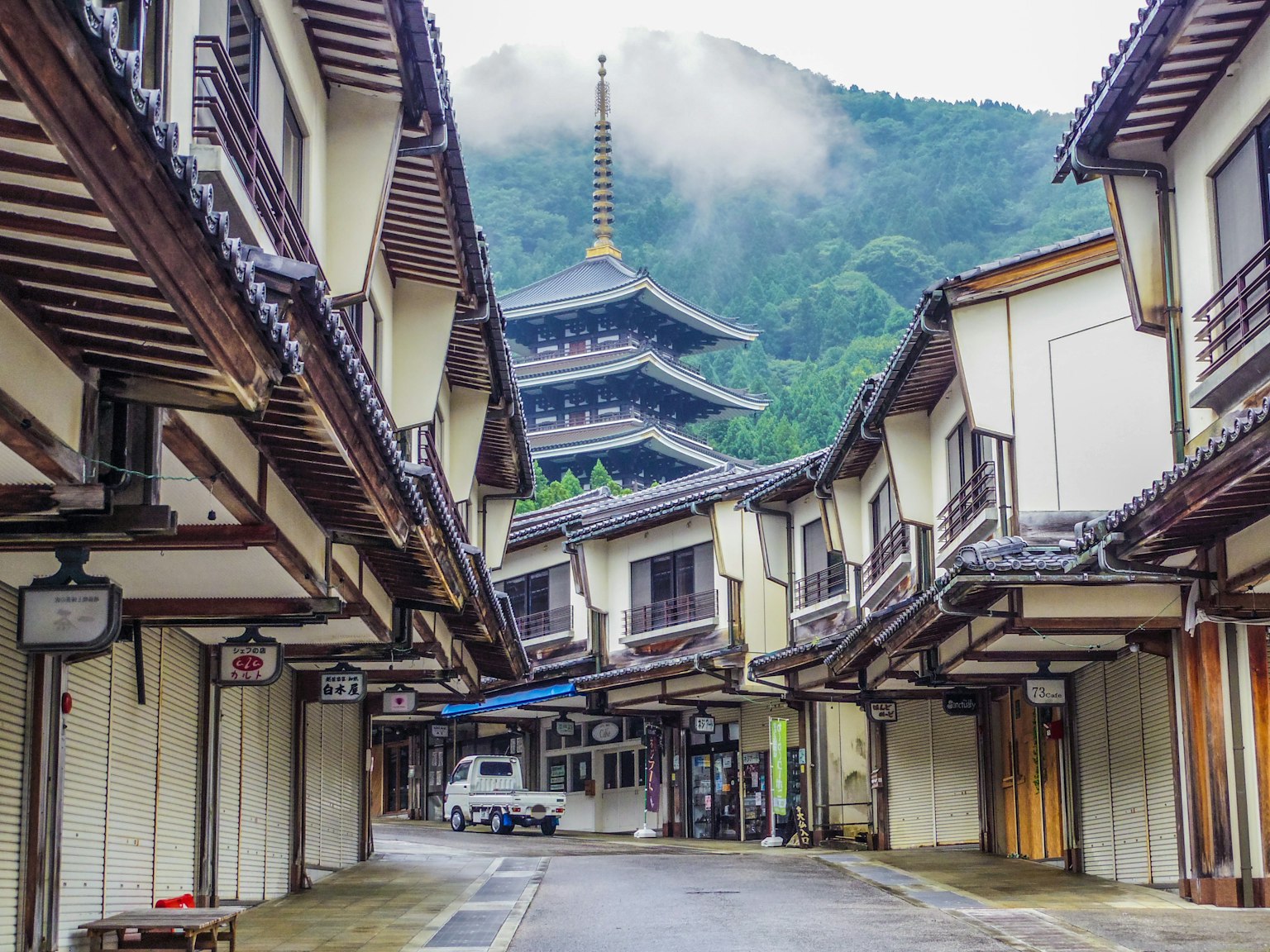 传统日本街道景观，背景有塔