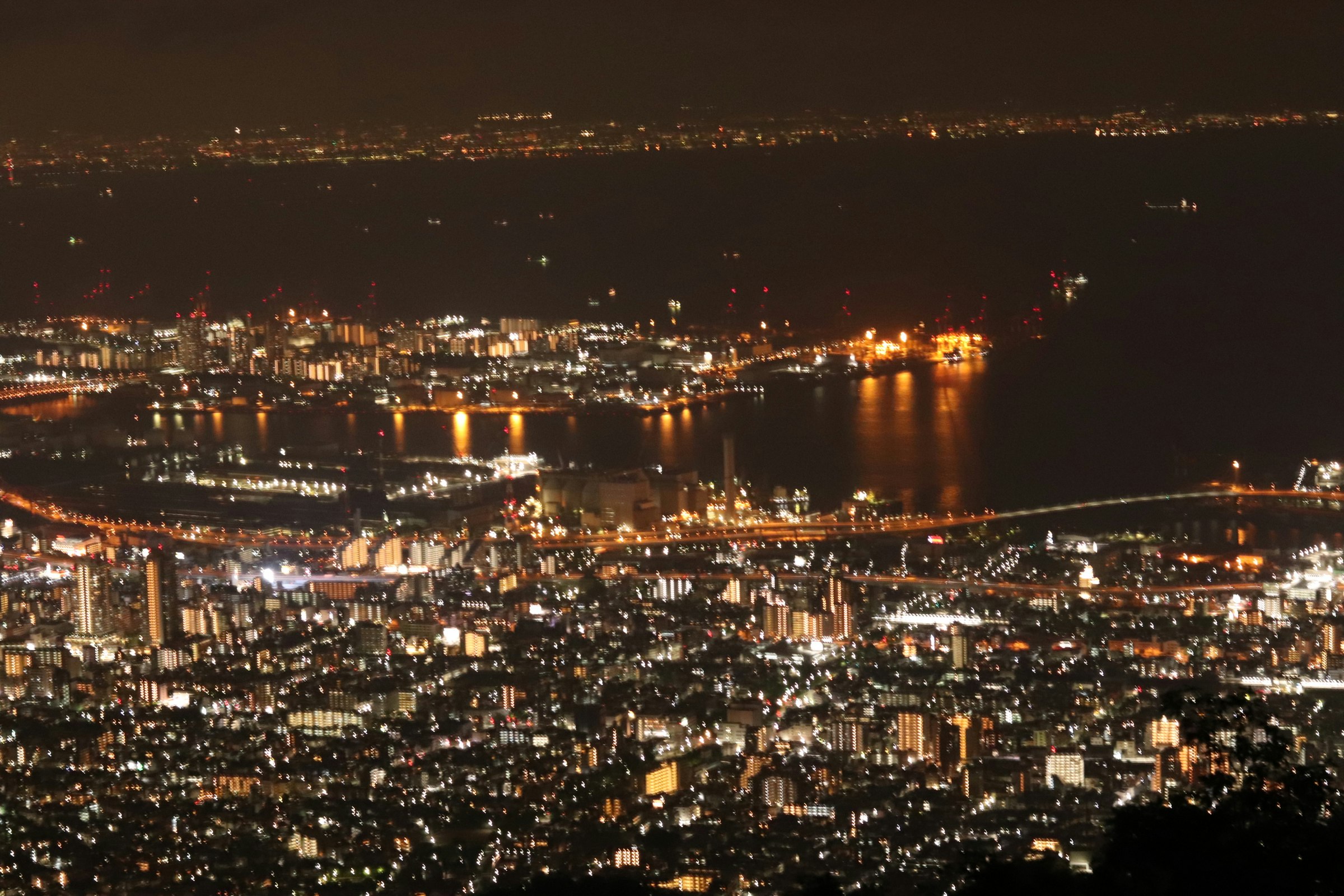 夜景の広がる港湾都市の街並み