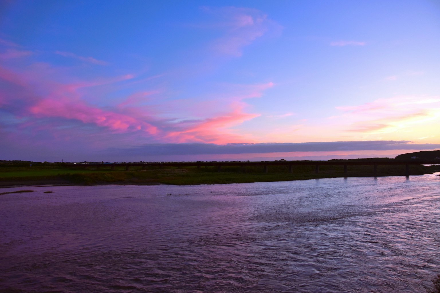 Ciel de coucher de soleil magnifique avec surface d'eau calme