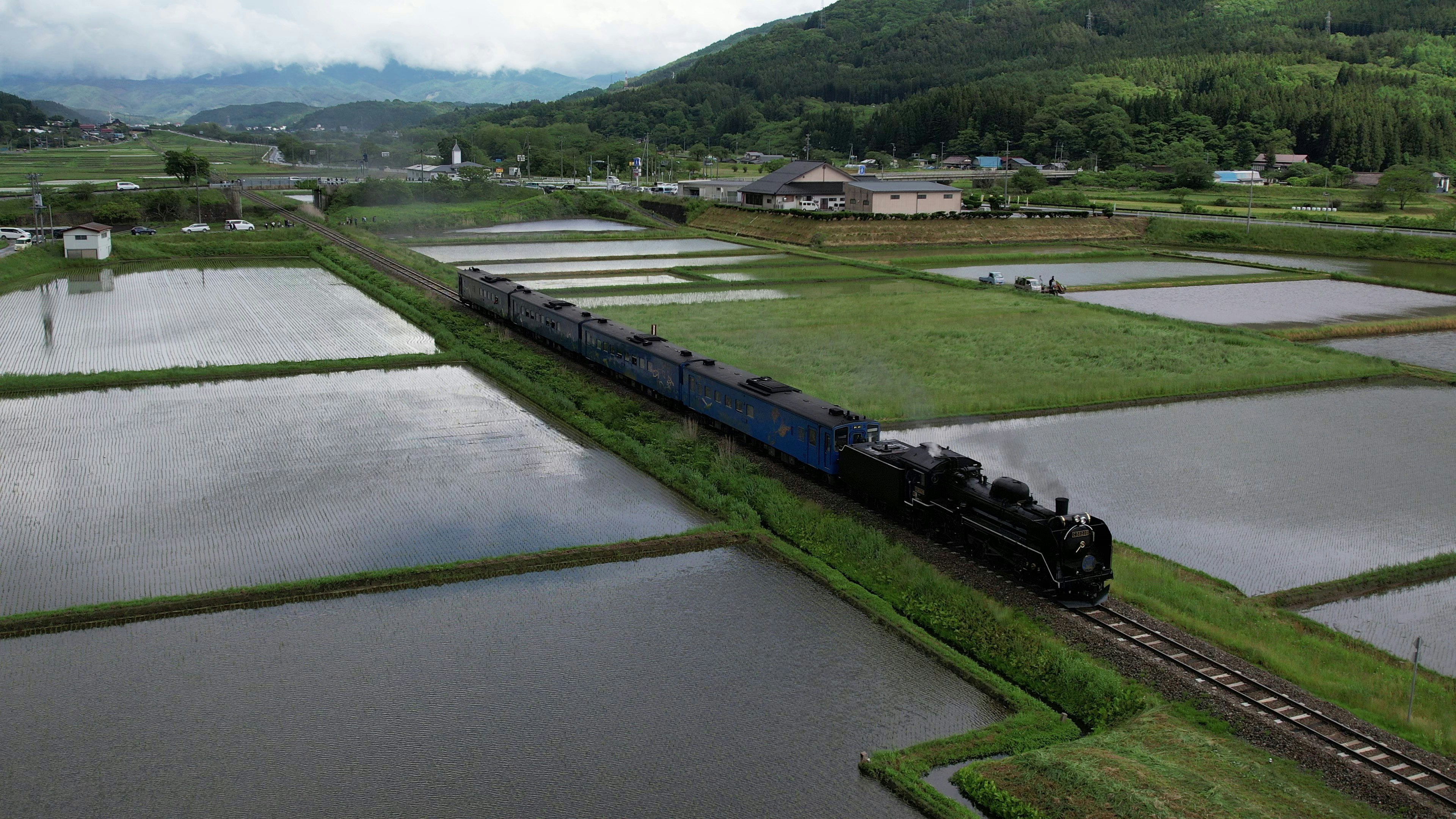 田園を走るSL銀河のラストラン列車の車窓風景