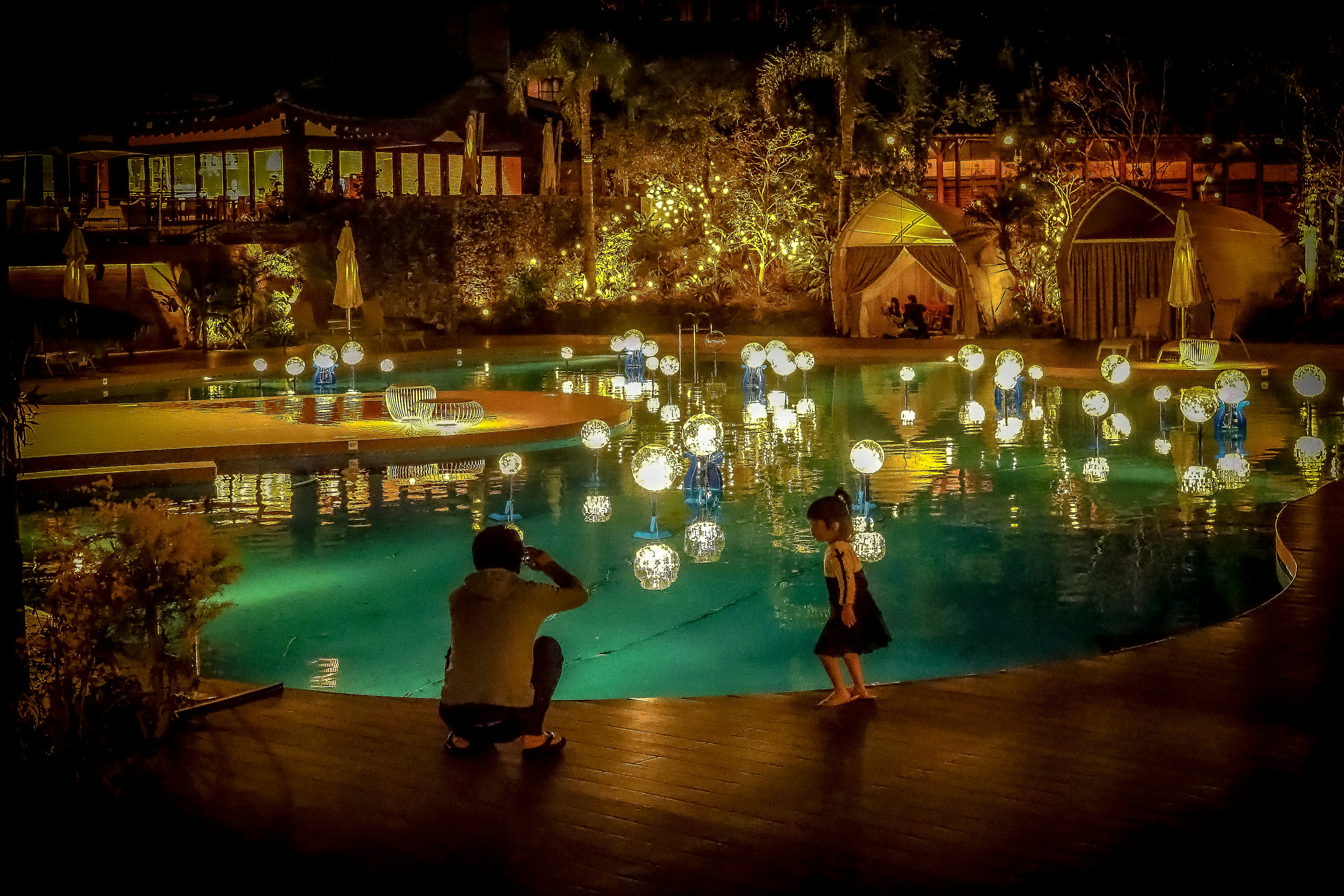 水辺のイルミネーションと光の反射が広がる夜の風景
