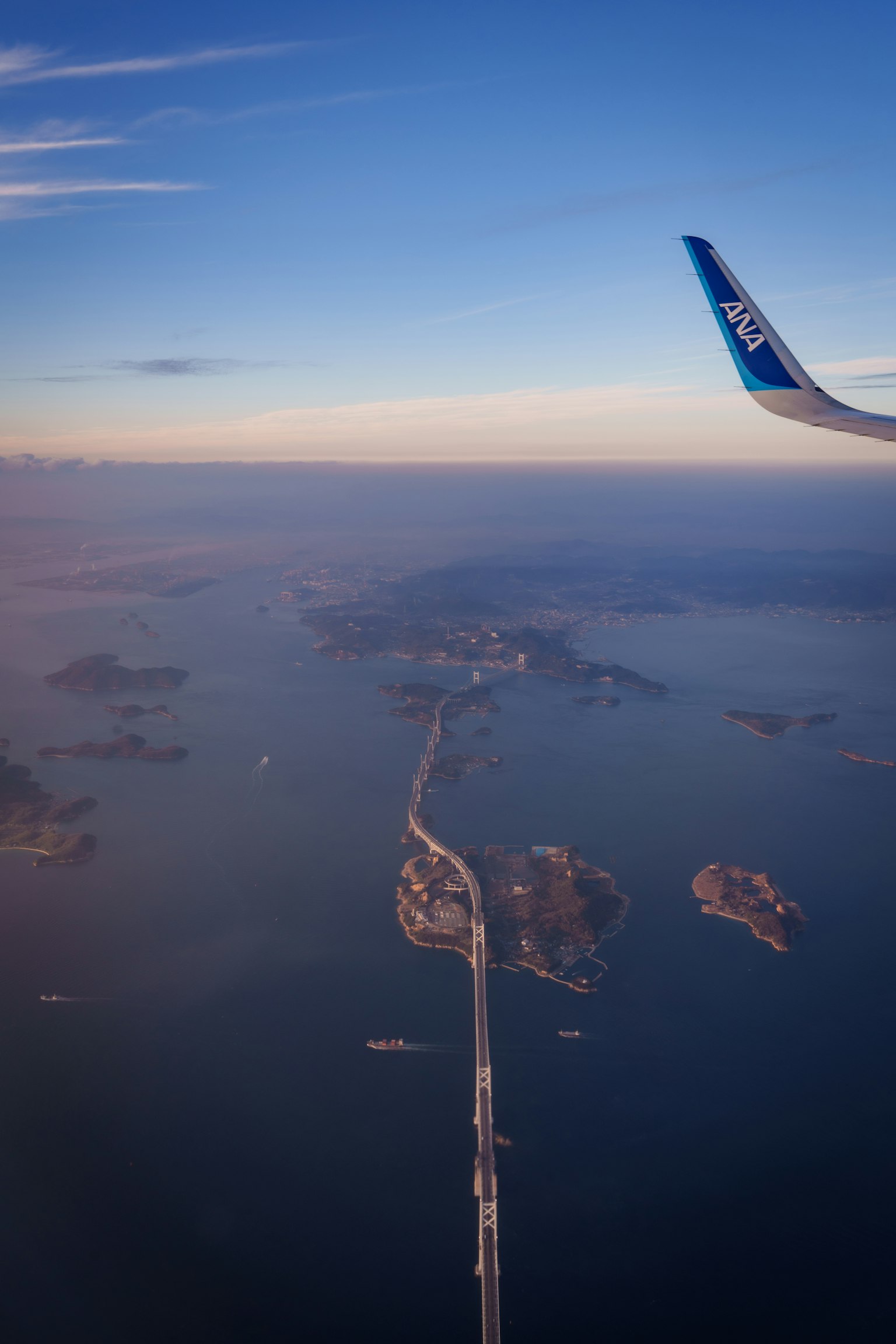 飛機翼和水域上島嶼的空中視圖