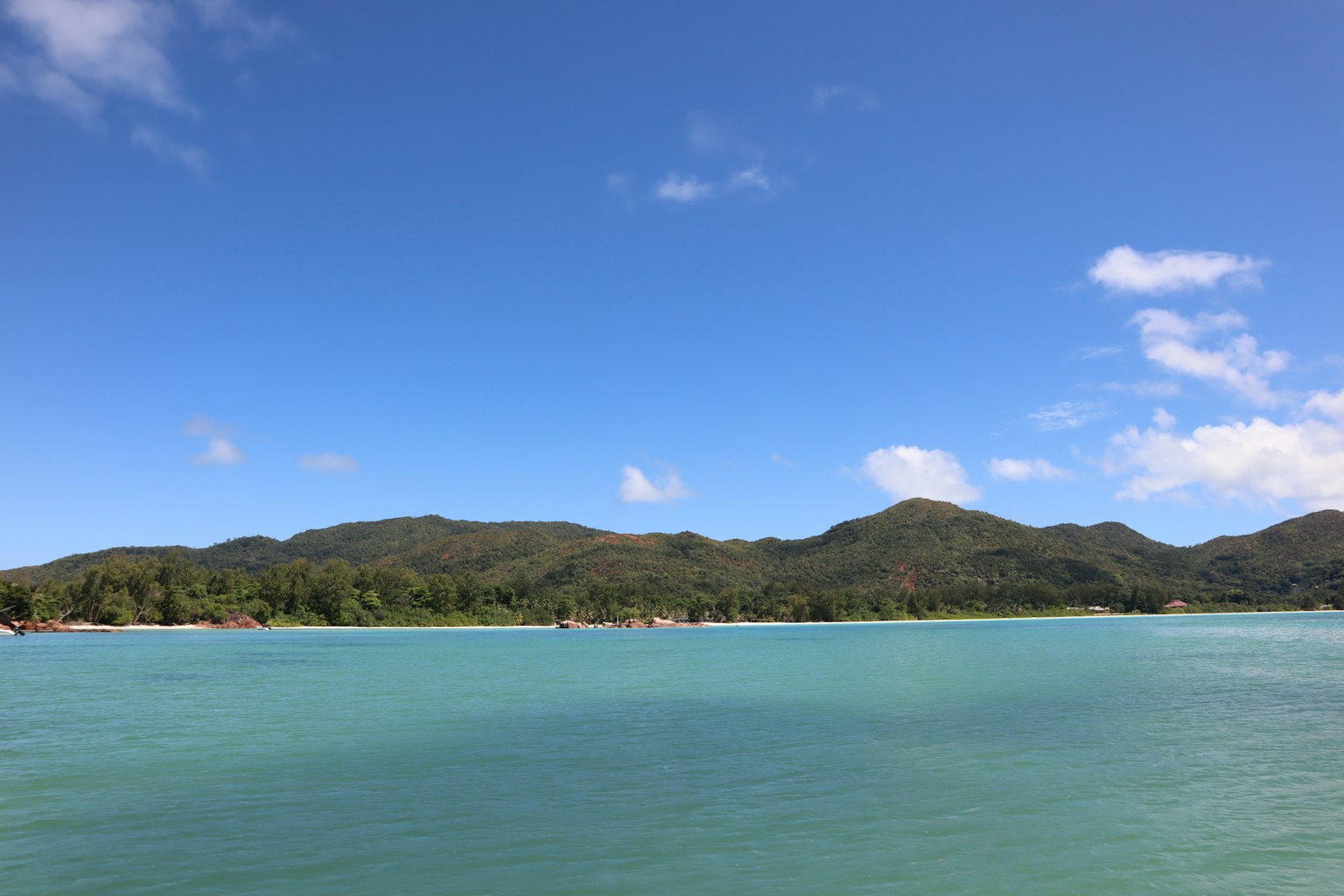美丽的风景，蓝色的海洋和绿色的山脉