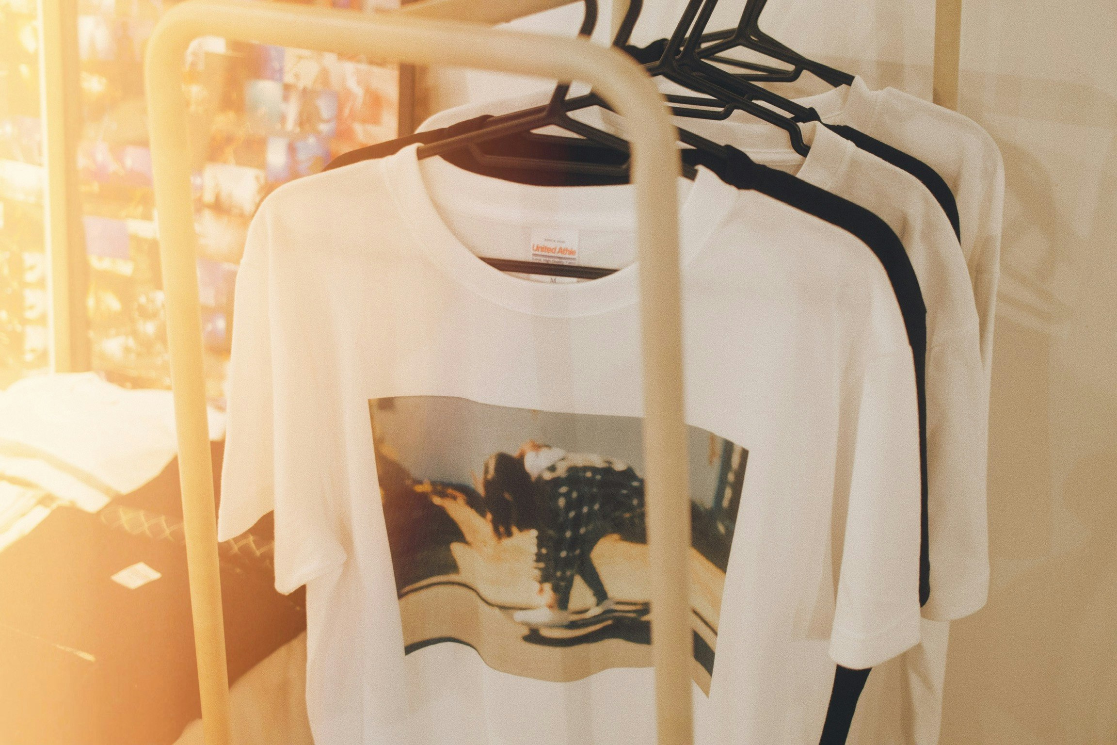 T-shirt appesi su un espositore in negozio