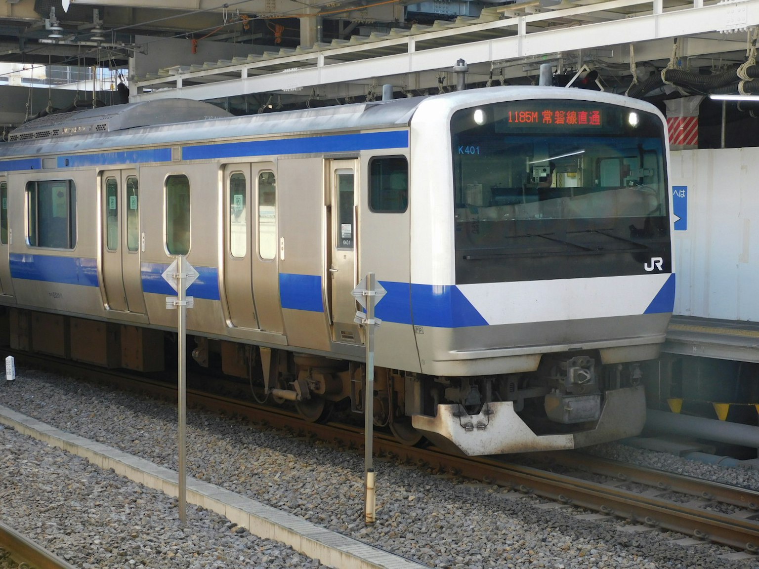 帶藍條的銀色火車停在車站