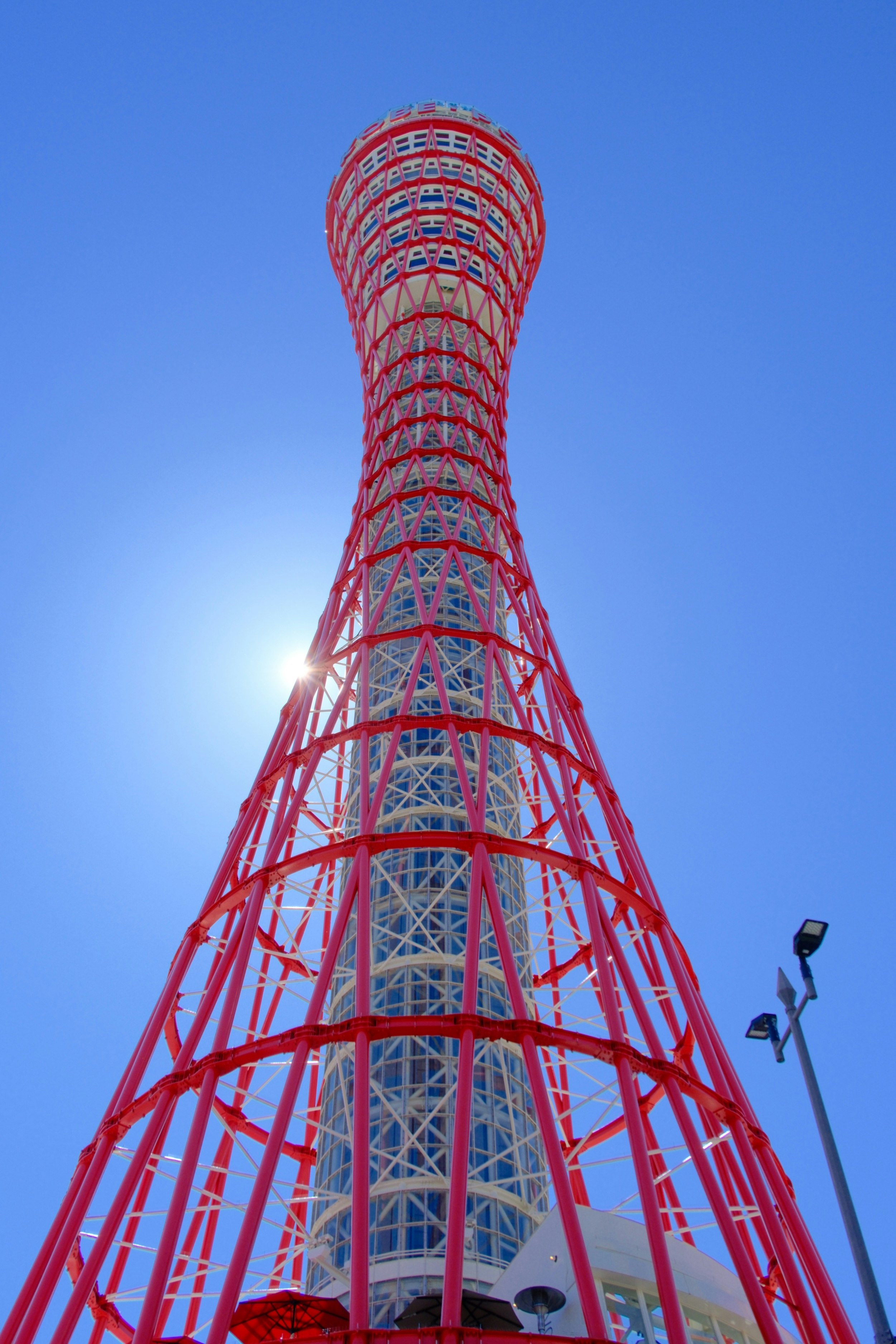 青空の下にそびえる赤い展望塔