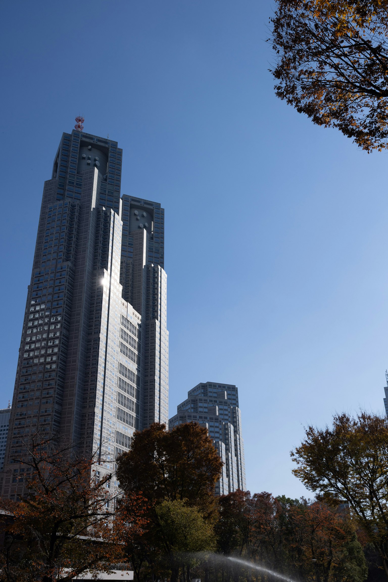 Gratte-ciels à Shinjuku avec ciel bleu clair