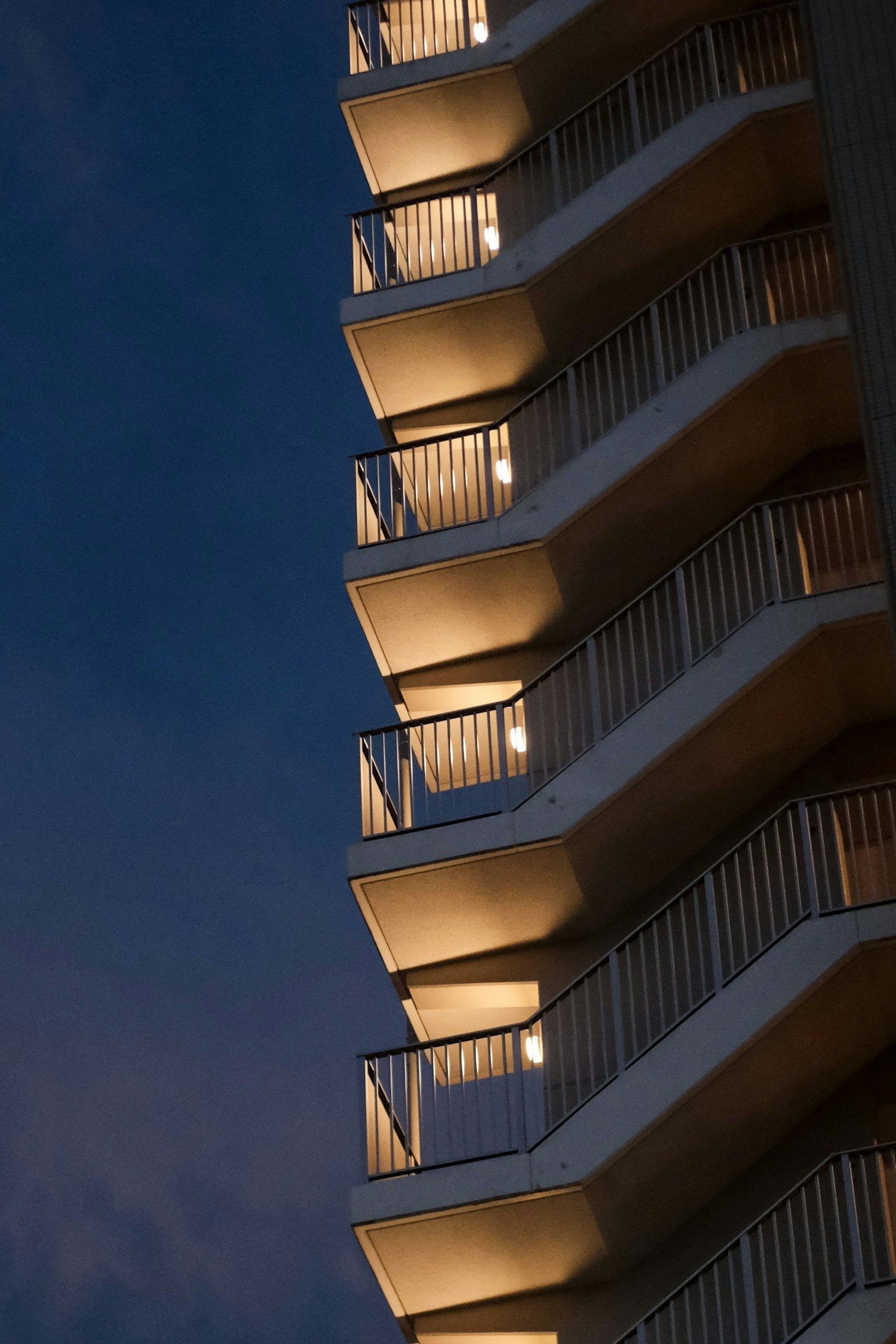 夜空中带有照明阳台的高层建筑侧面