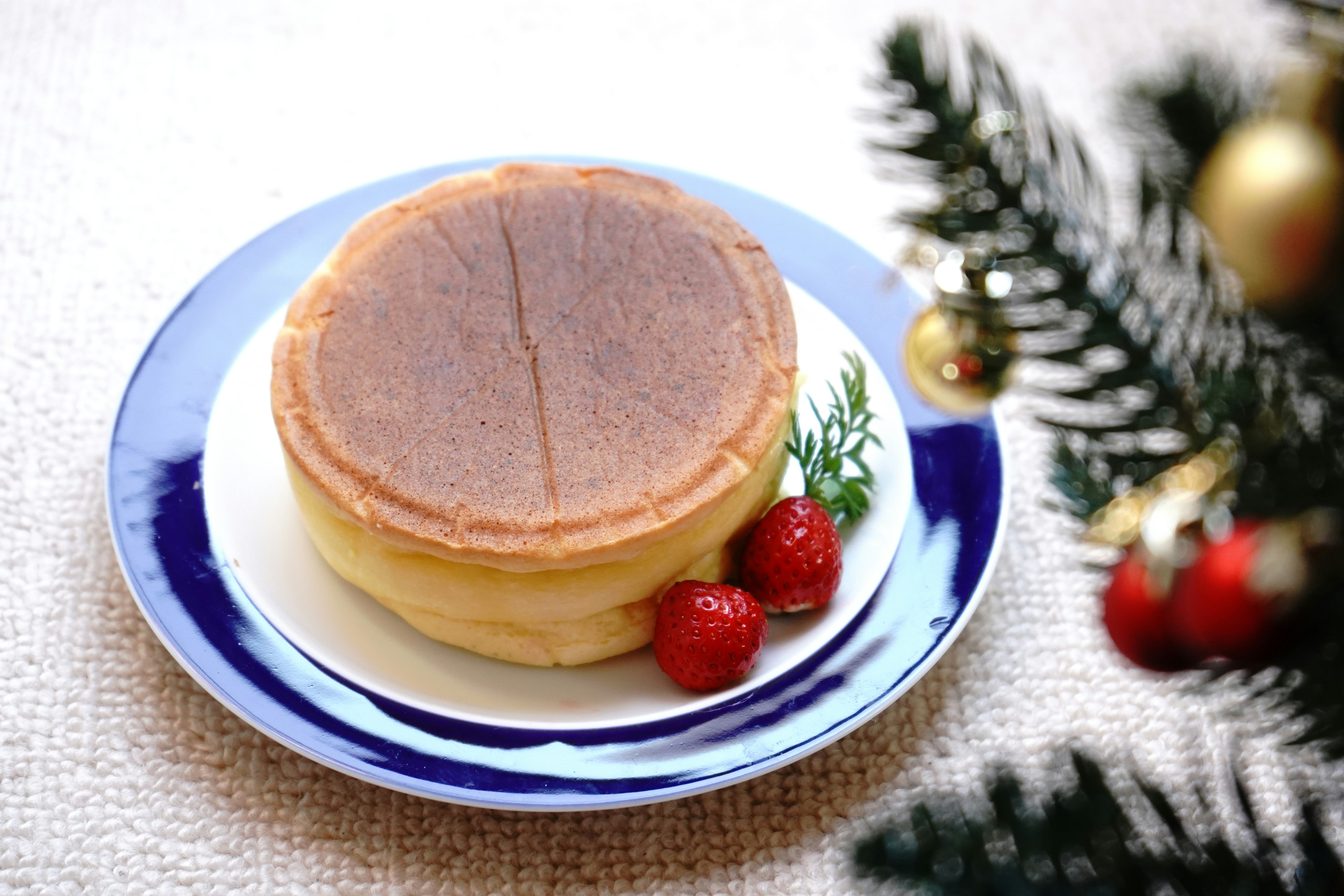 聖誕樹裝飾與莓果配料的煎餅