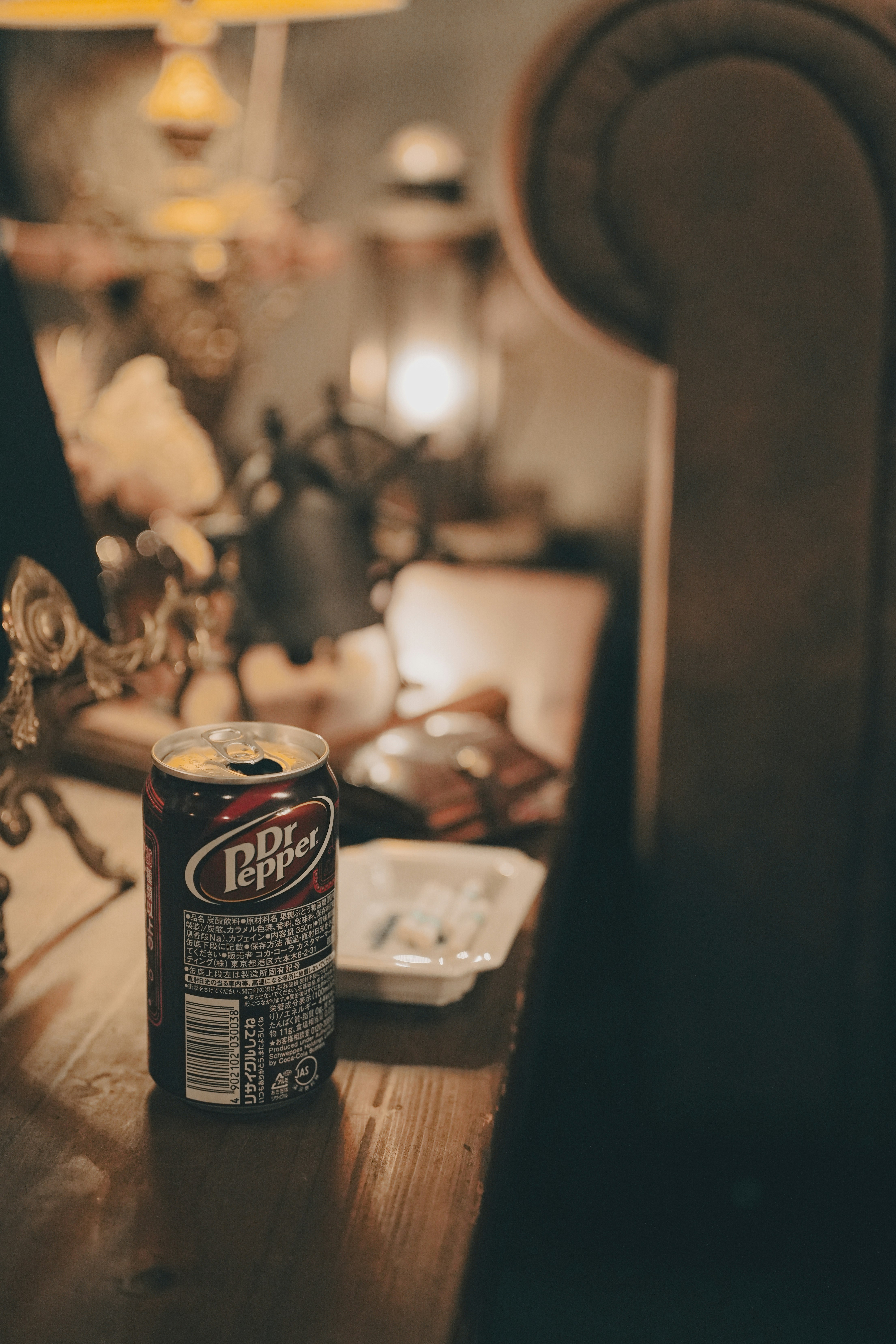 アンティーク空間のテーブルに置かれたDr Pepperの缶