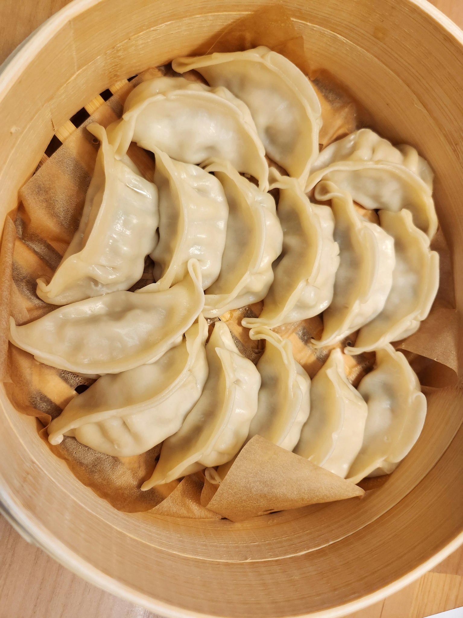 대나무 찜기에 담긴 찐 만두
