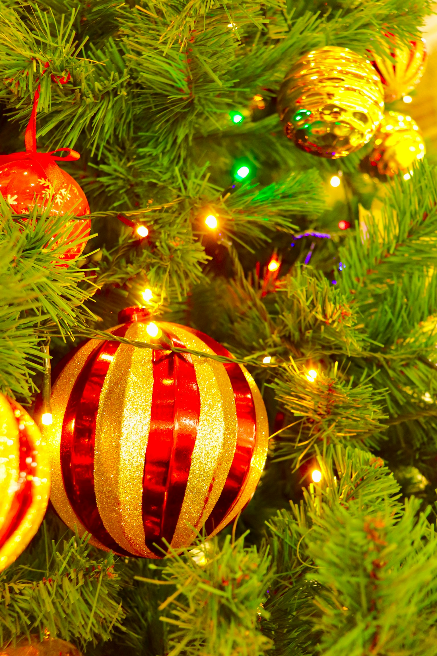 Ornamenti decorativi e luci su un albero di Natale